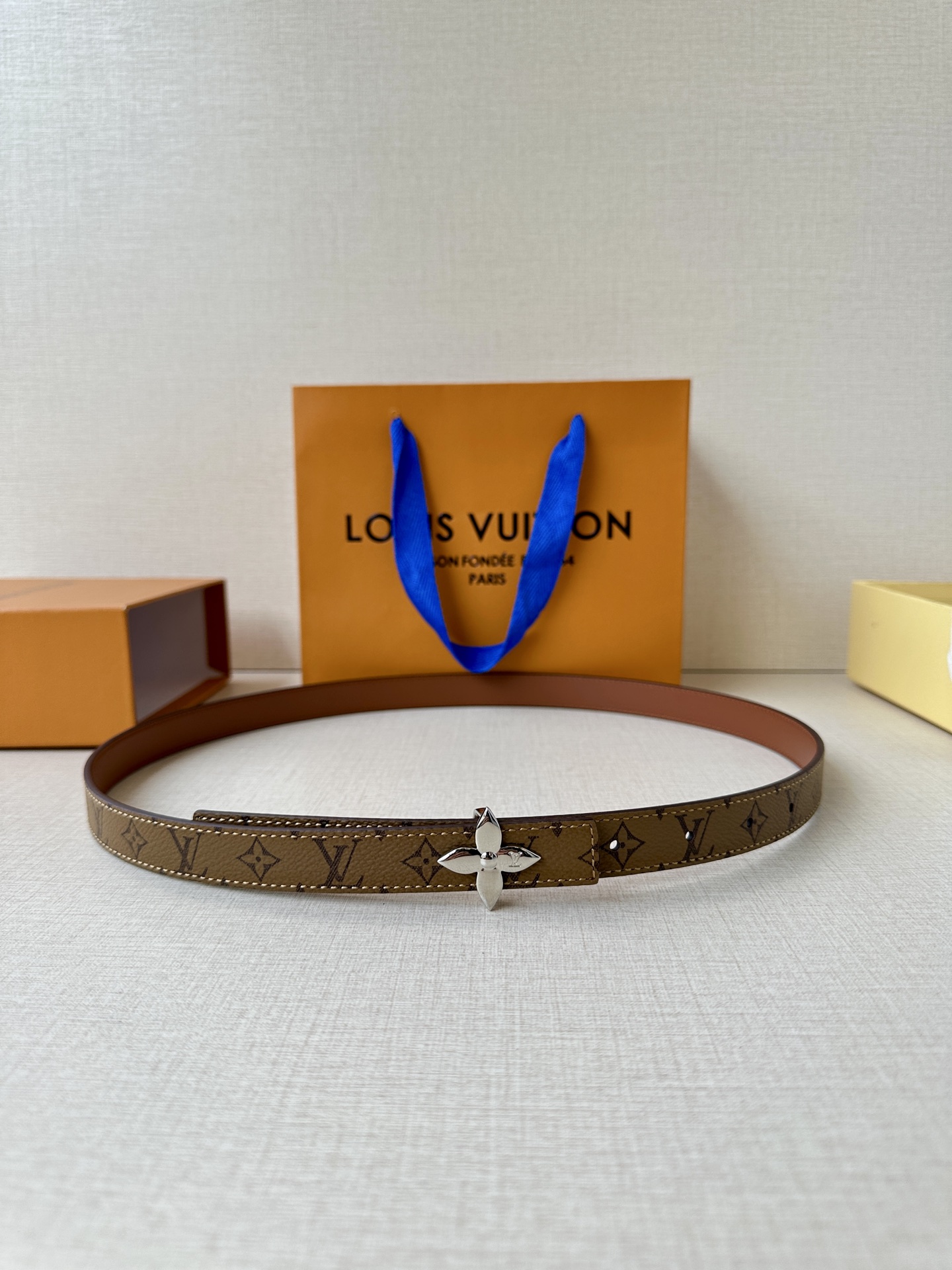  本款 2.0宽 LV Iconic 腰带令传统元素焕现摩登魅力。纤细尺寸可穿过束带圈或单独收拢腰线，I