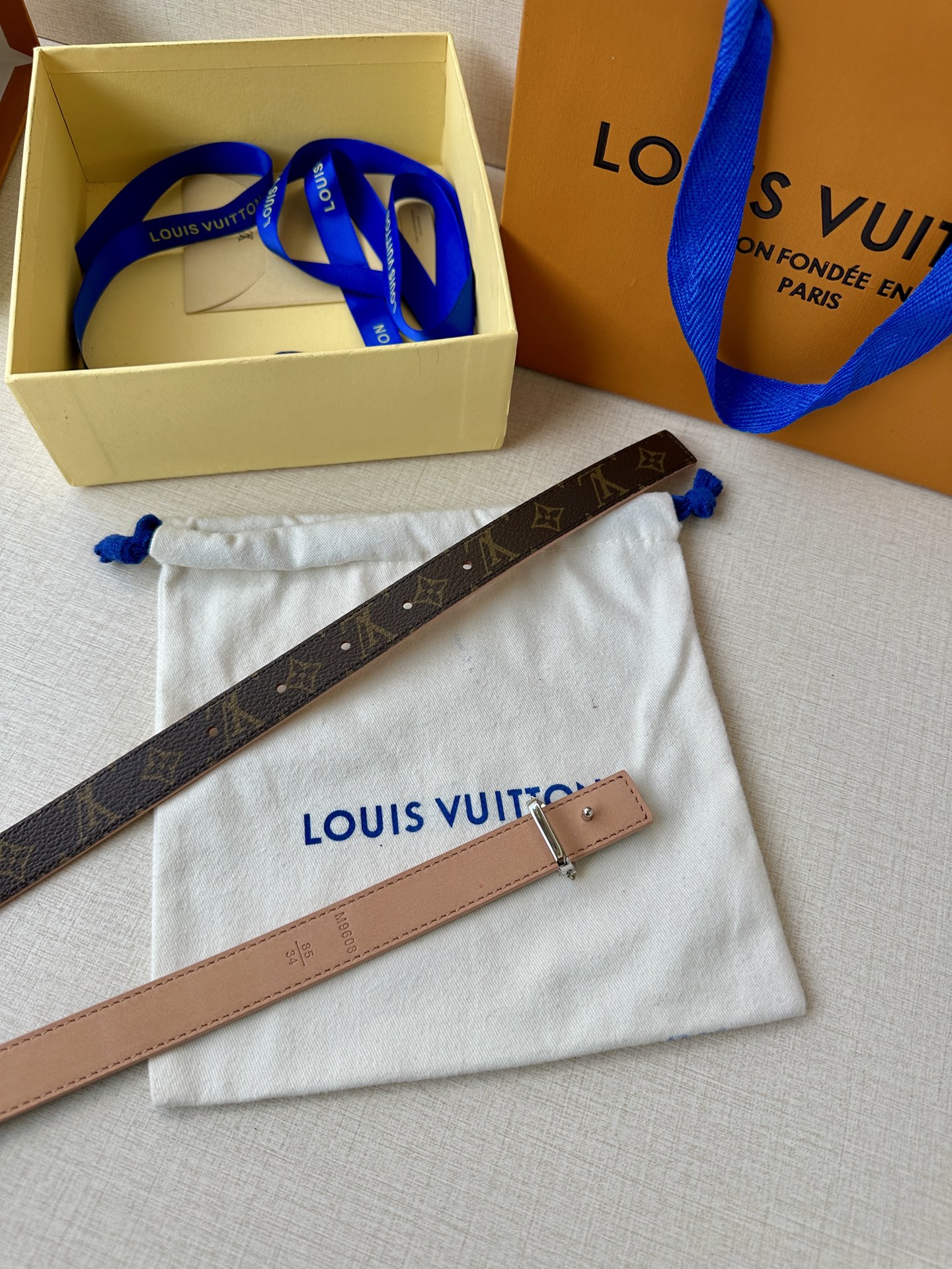  本款 2.0宽 LV Iconic 腰带令传统元素焕现摩登魅力。纤细尺寸可穿过束带圈或单独收拢腰线，I