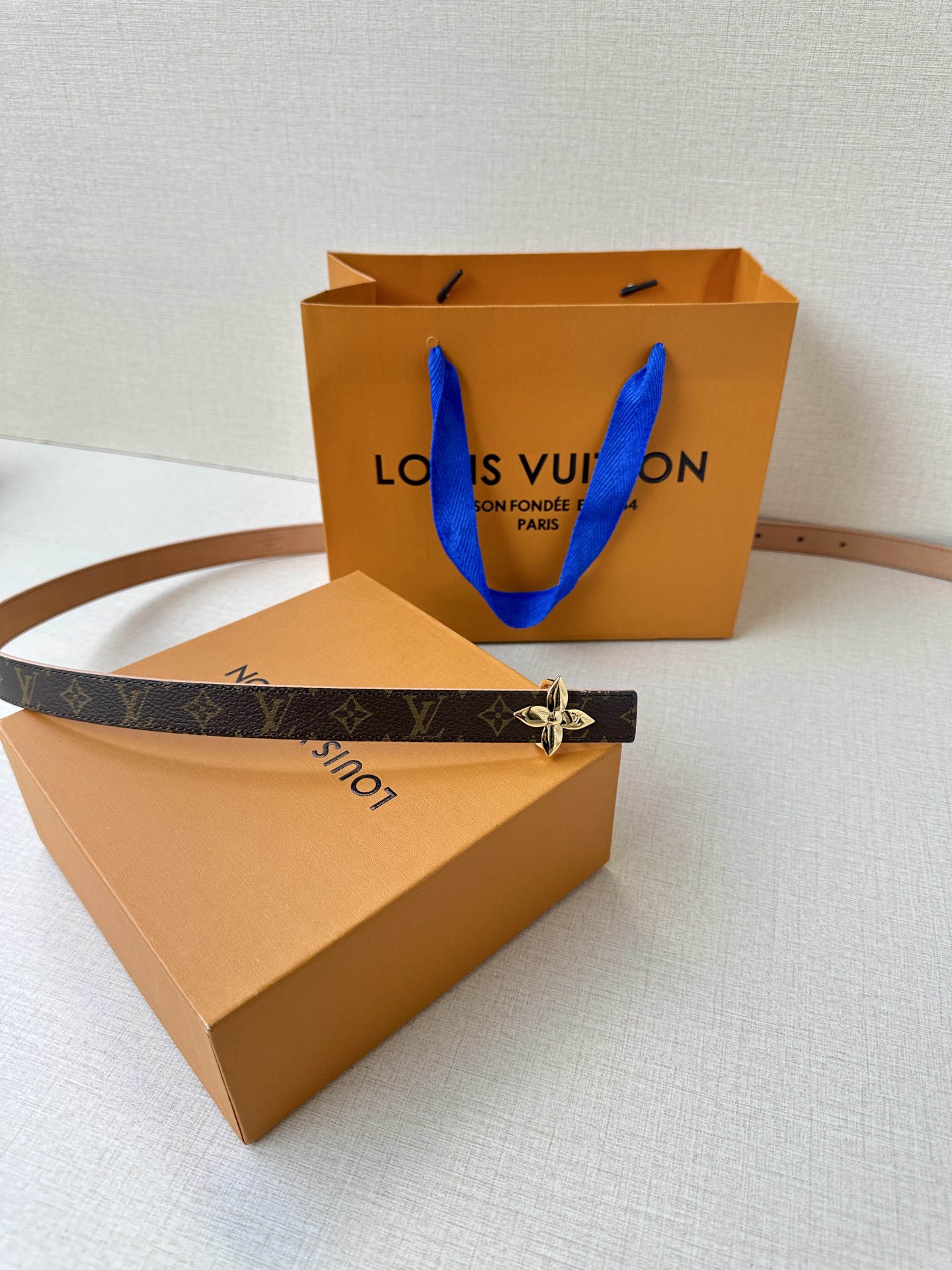  本款 2.0宽 LV Iconic 腰带令传统元素焕现摩登魅力。纤细尺寸可穿过束带圈或单独收拢腰线，I