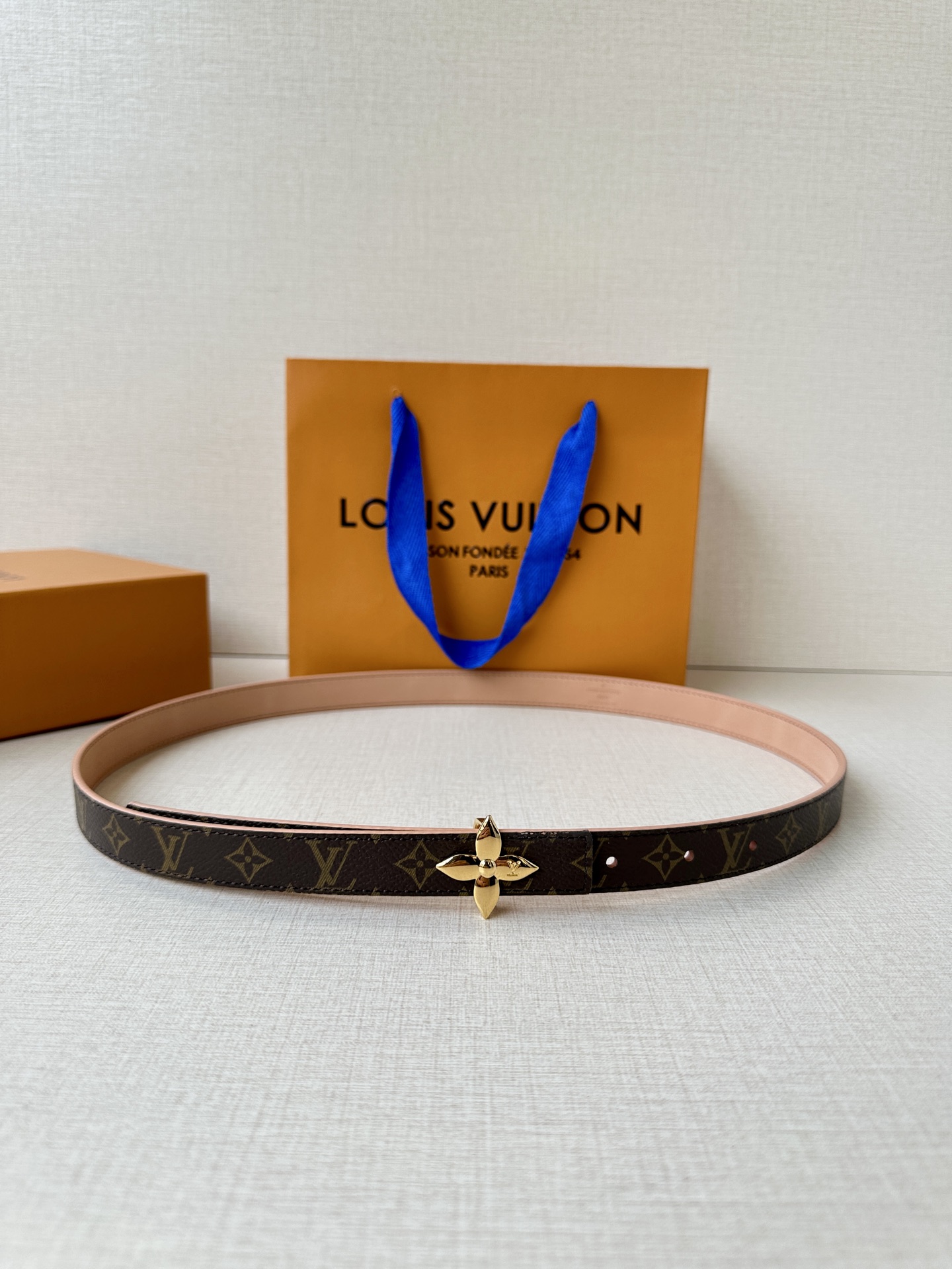  本款 2.0宽 LV Iconic 腰带令传统元素焕现摩登魅力。纤细尺寸可穿过束带圈或单独收拢腰线，I