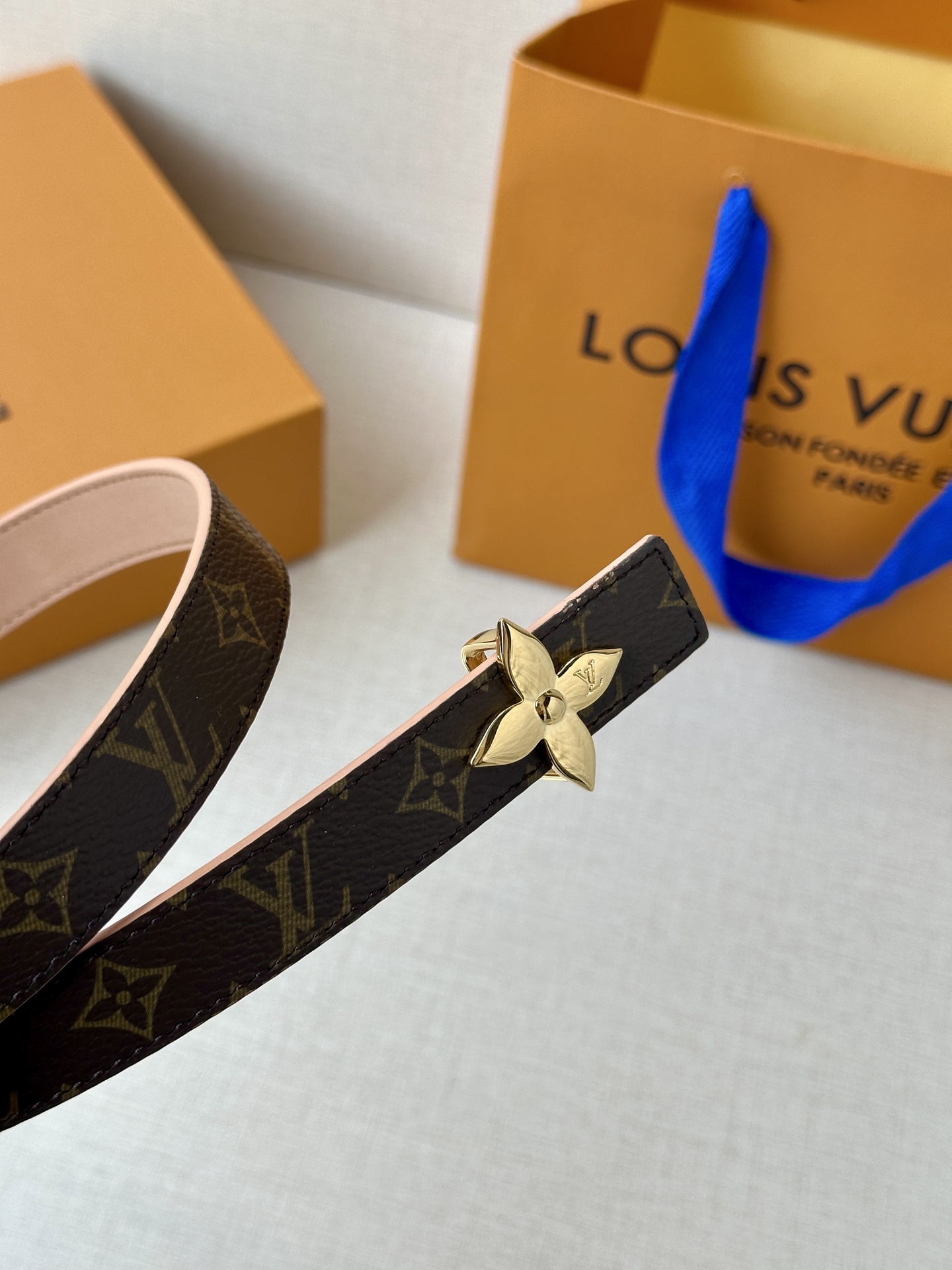 本款 2.0宽 LV Iconic 腰带令传统元素焕现摩登魅力。纤细尺寸可穿过束带圈或单独收拢腰线，I