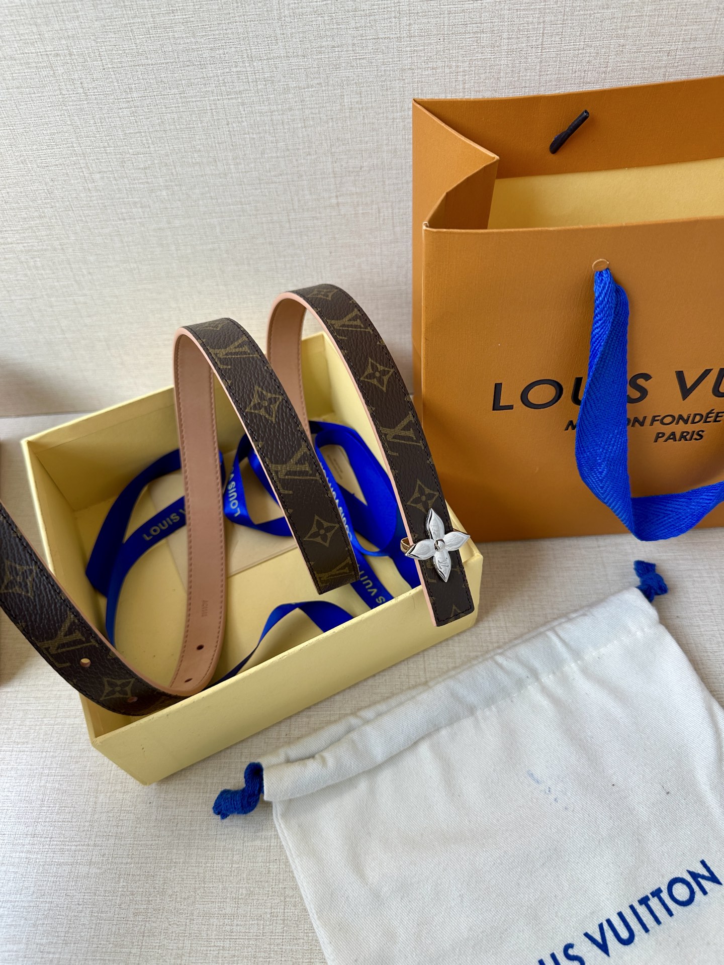  本款 2.0宽 LV Iconic 腰带令传统元素焕现摩登魅力。纤细尺寸可穿过束带圈或单独收拢腰线，I