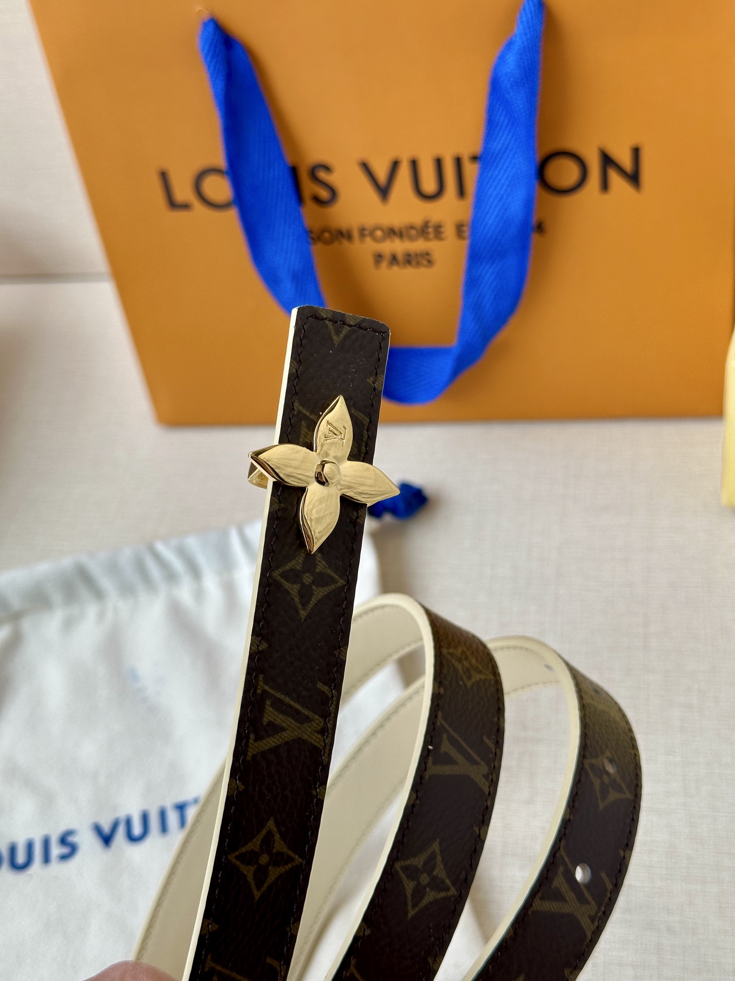  本款 2.0宽 LV Iconic 腰带令传统元素焕现摩登魅力。纤细尺寸可穿过束带圈或单独收拢腰线，I