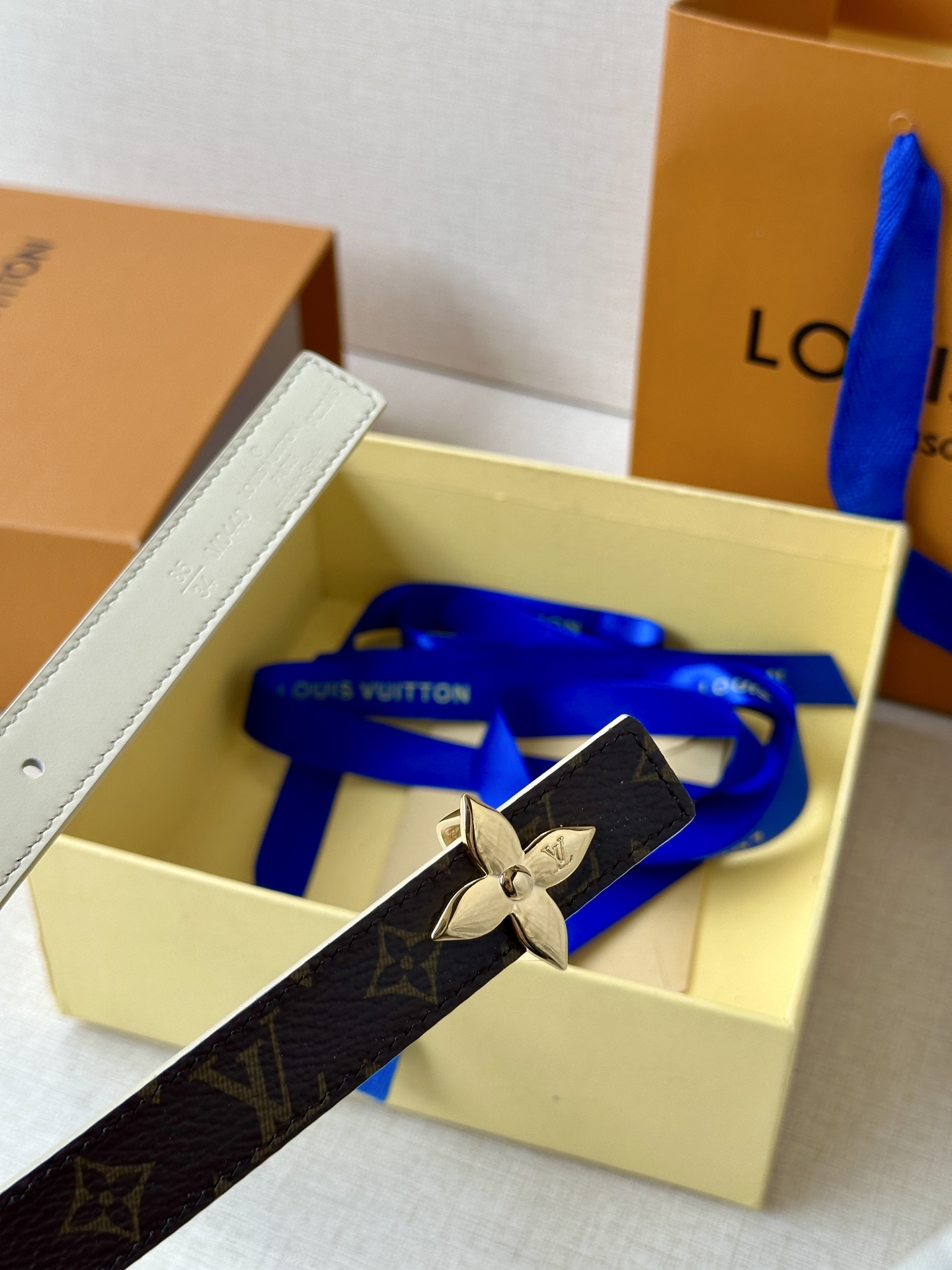  本款 2.0宽 LV Iconic 腰带令传统元素焕现摩登魅力。纤细尺寸可穿过束带圈或单独收拢腰线，I