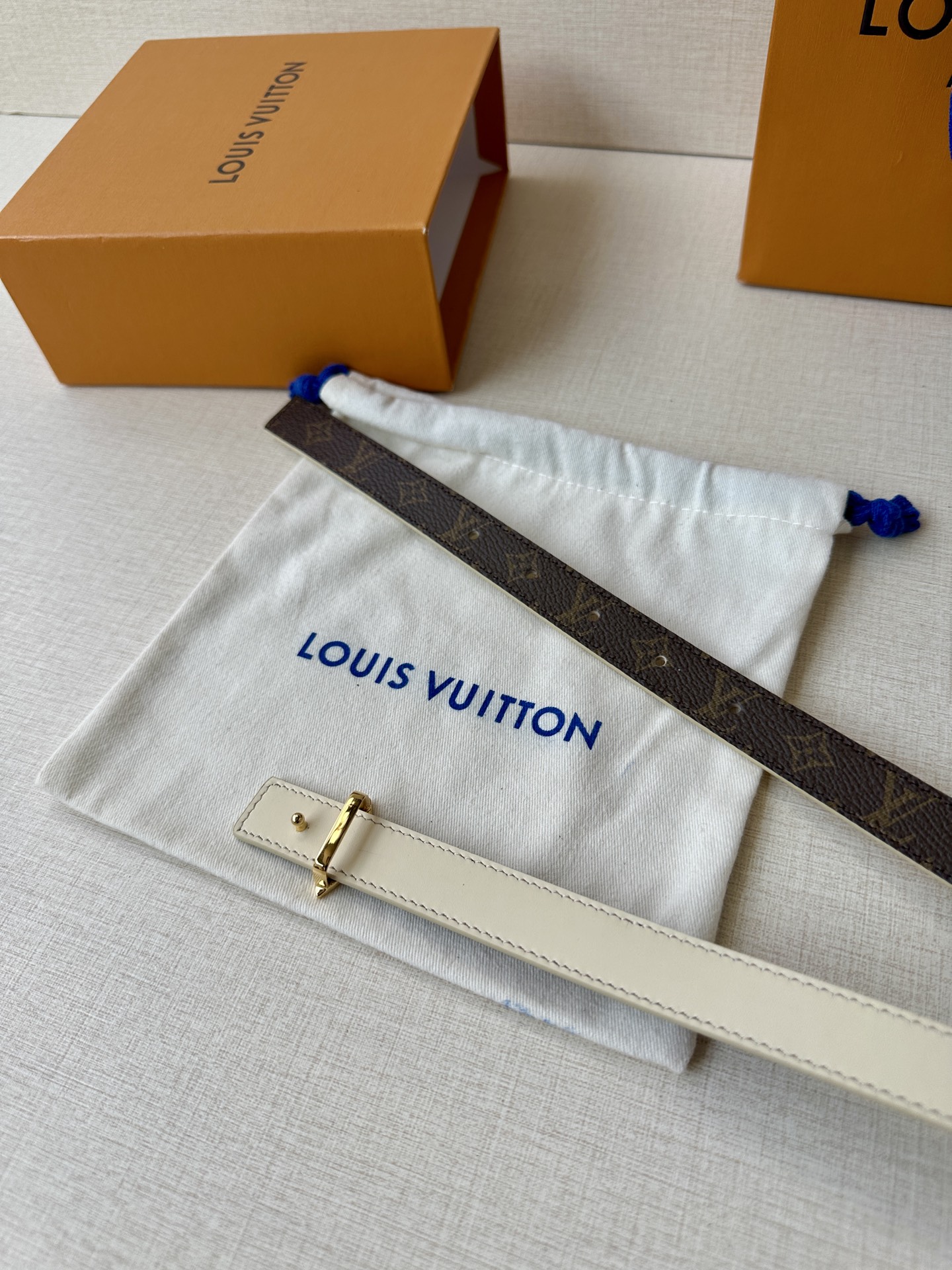 本款 2.0宽 LV Iconic 腰带令传统元素焕现摩登魅力。纤细尺寸可穿过束带圈或单独收拢腰线，I