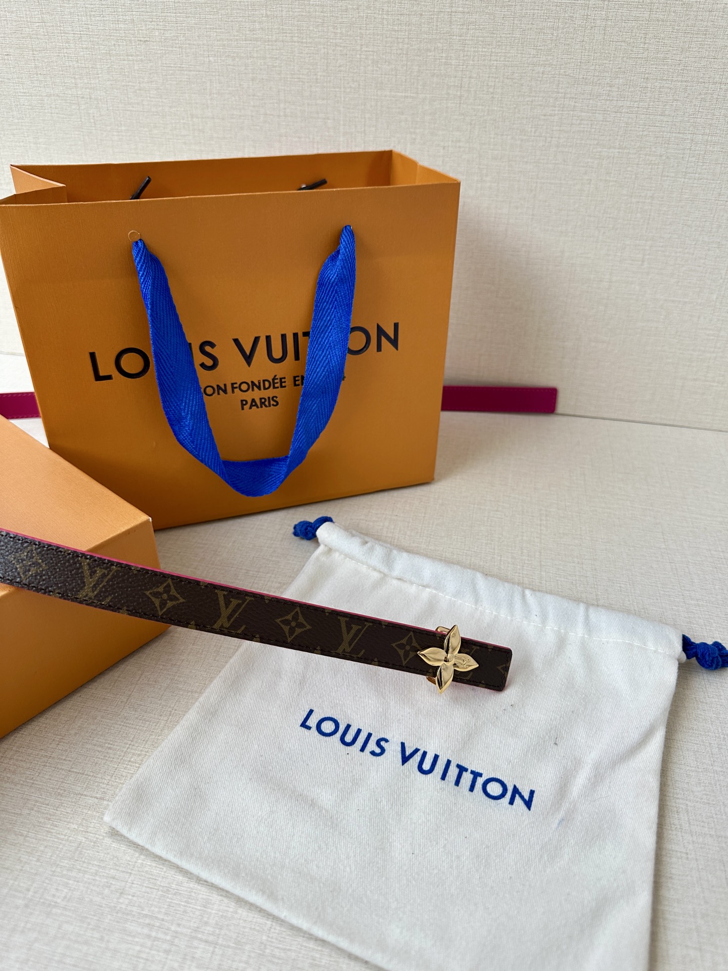  本款 2.0宽 LV Iconic 腰带令传统元素焕现摩登魅力。纤细尺寸可穿过束带圈或单独收拢腰线，I