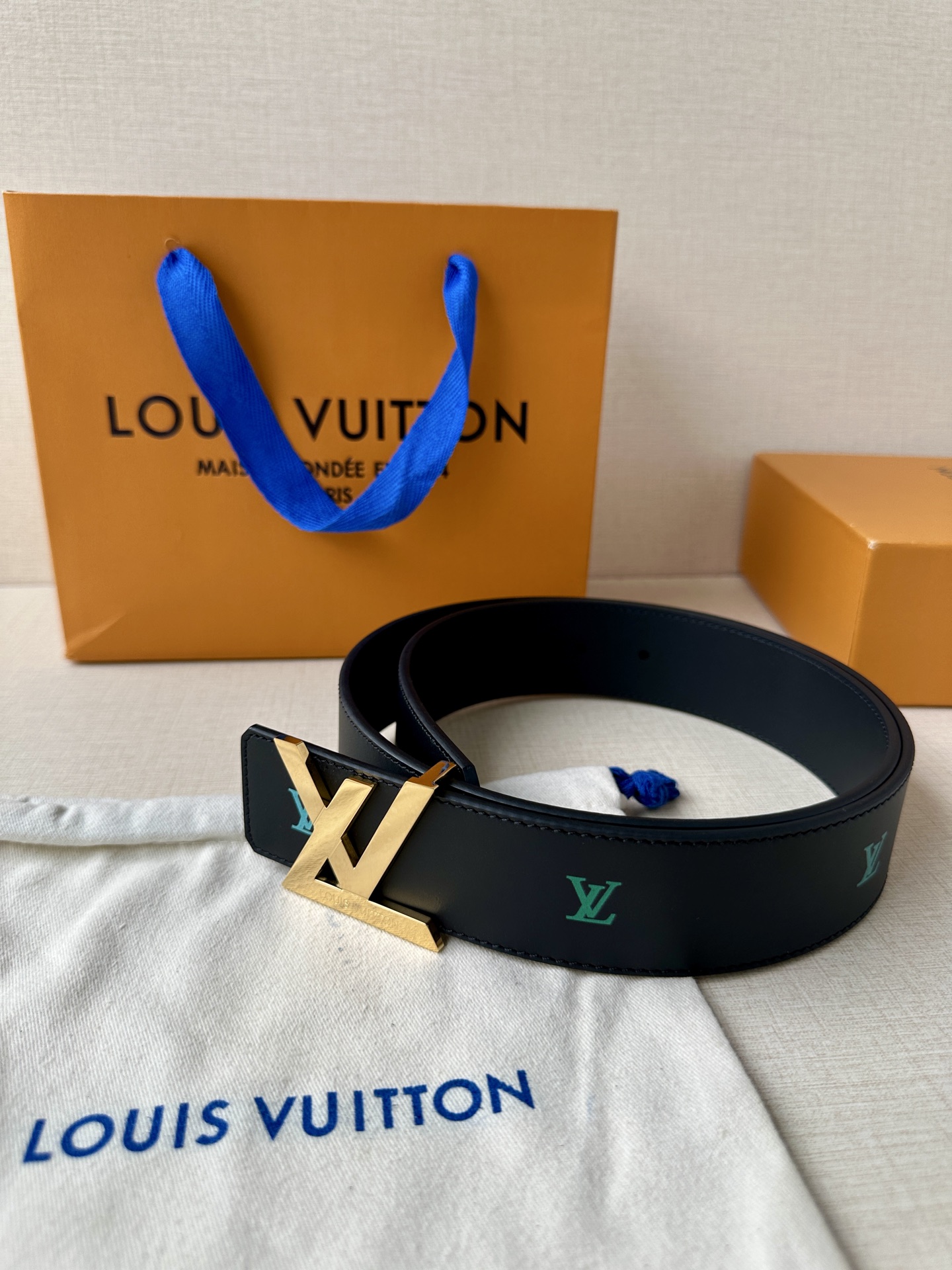  LV首字母4.0宽 是那些欣赏色彩的人的一种生动风格。表带的一面由黑色皮革制成，印有LV盾形图案，以彩