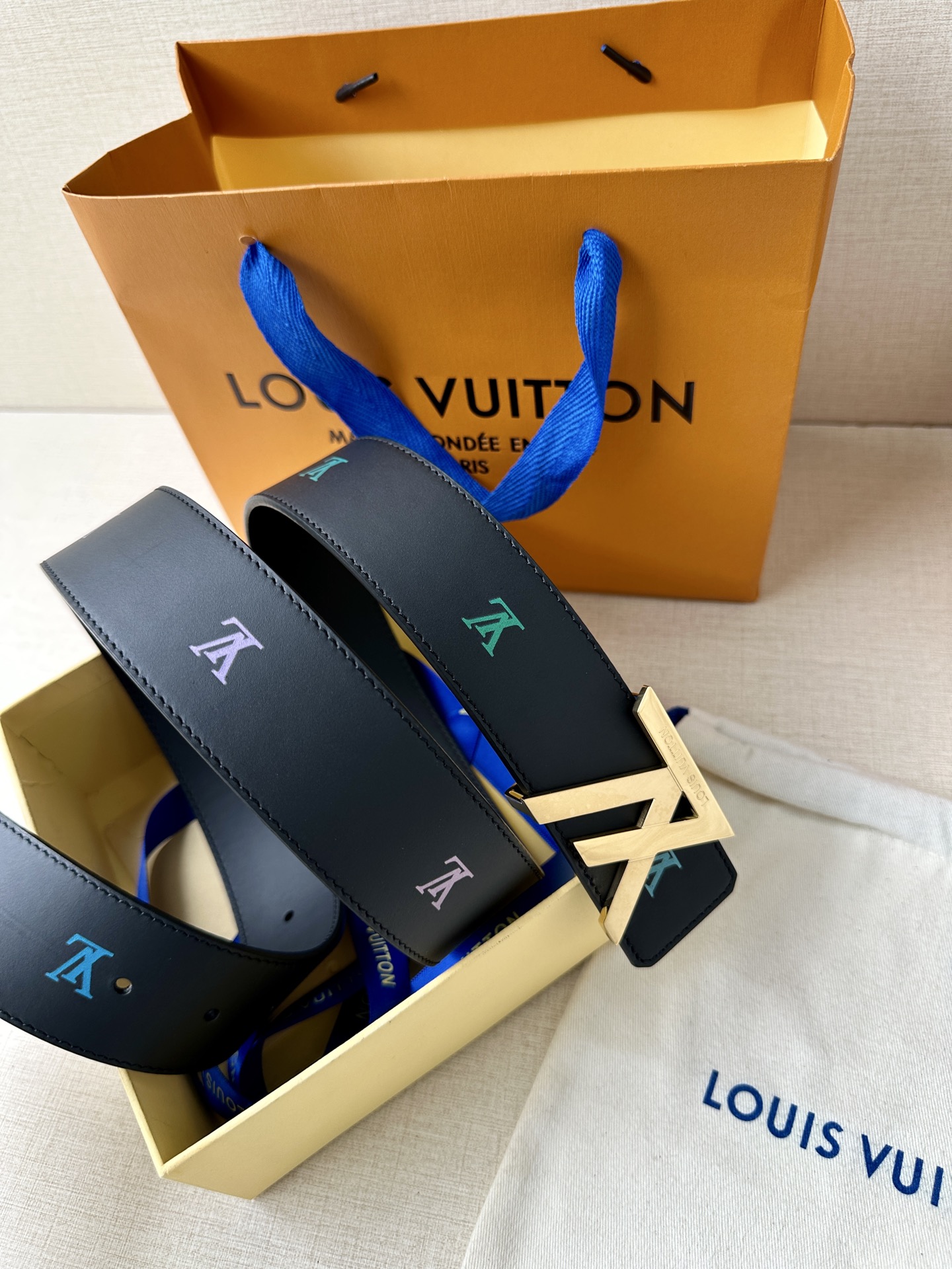  LV首字母4.0宽 是那些欣赏色彩的人的一种生动风格。表带的一面由黑色皮革制成，印有LV盾形图案，以彩