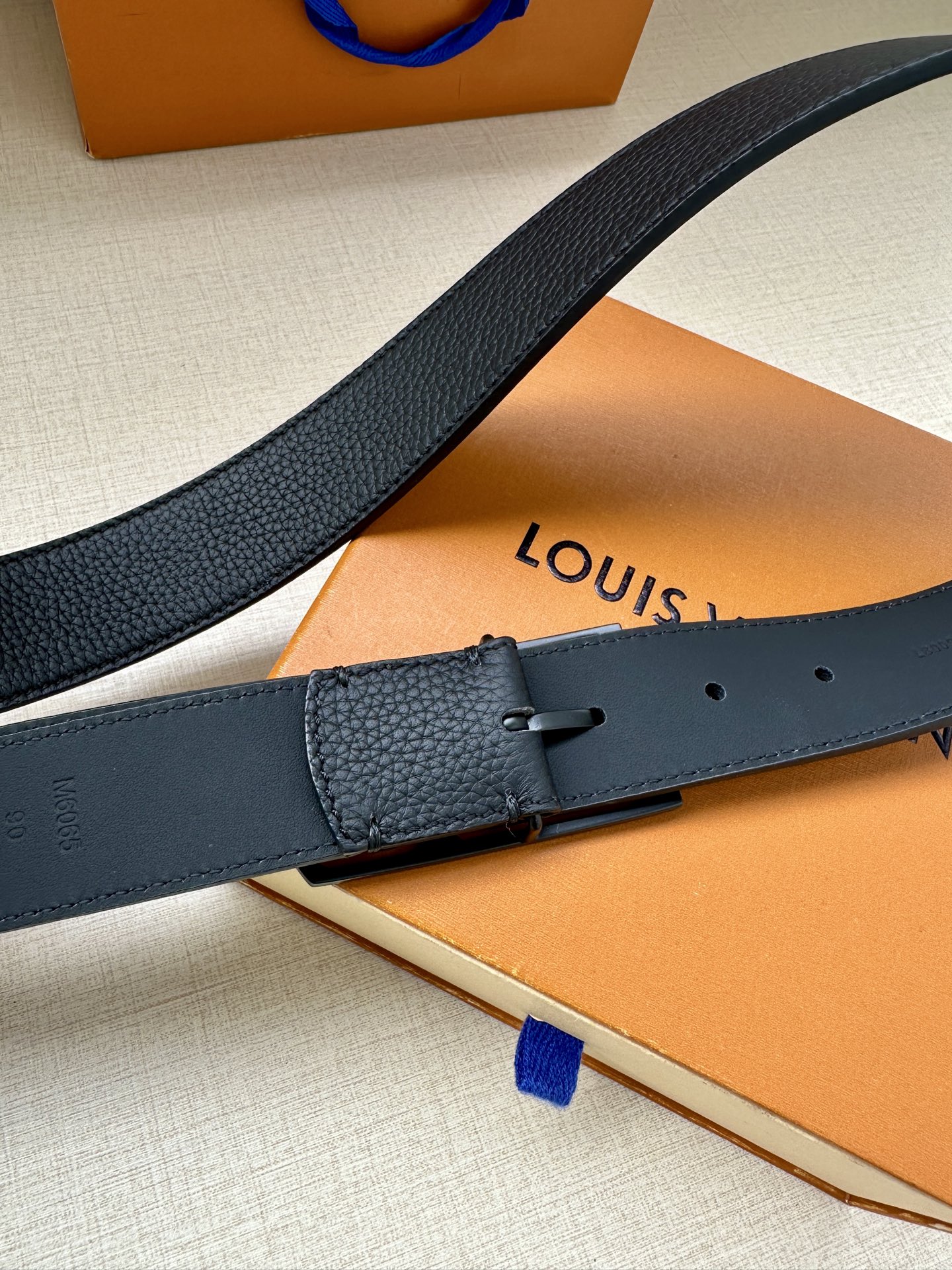 LV 路易威登 男士腰带 带身采用进口牛皮荔枝纹 3.5cm