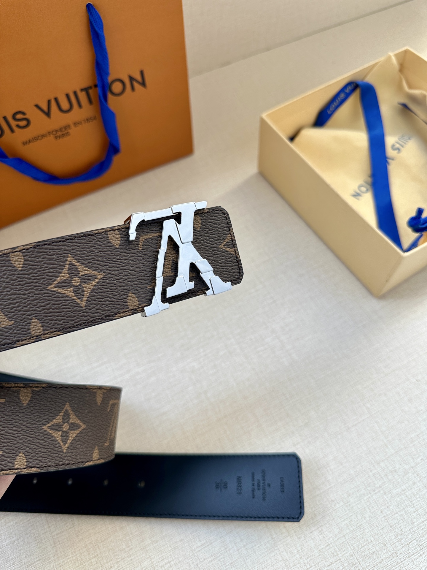 4.0宽 LV Pixel 双面腰带为经典搭扣注入潮流新意