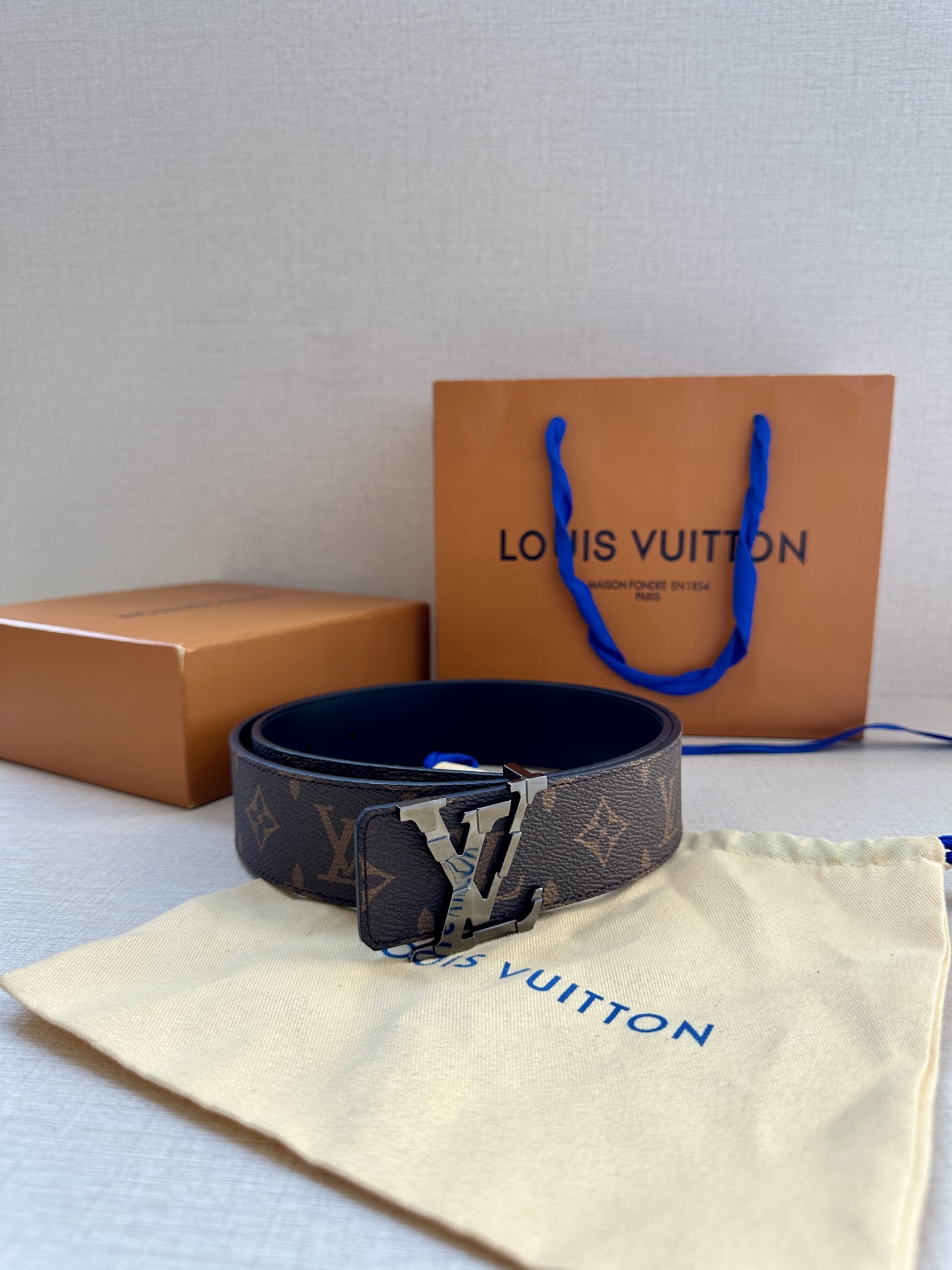 4.0宽 LV Pixel 双面腰带为经典搭扣注入潮流新意