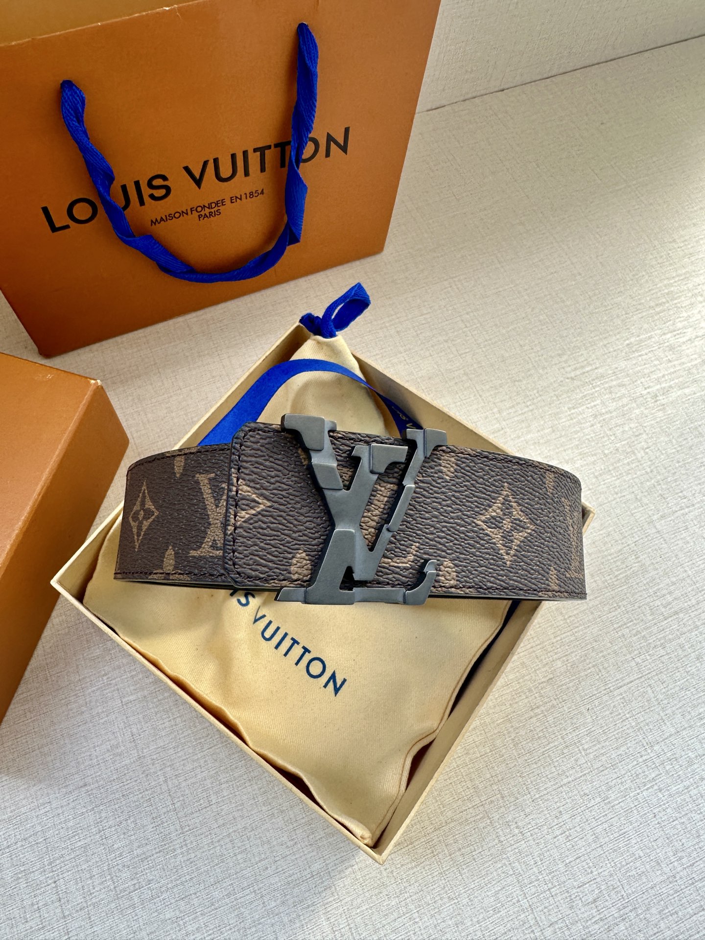 LV Pixel 双面腰带为经典搭扣注入潮流新意 令标志性 LV 字母映现立体像素效 Monogram 帆布和素净皮革切换两式风尚 Monogram 涂层帆布