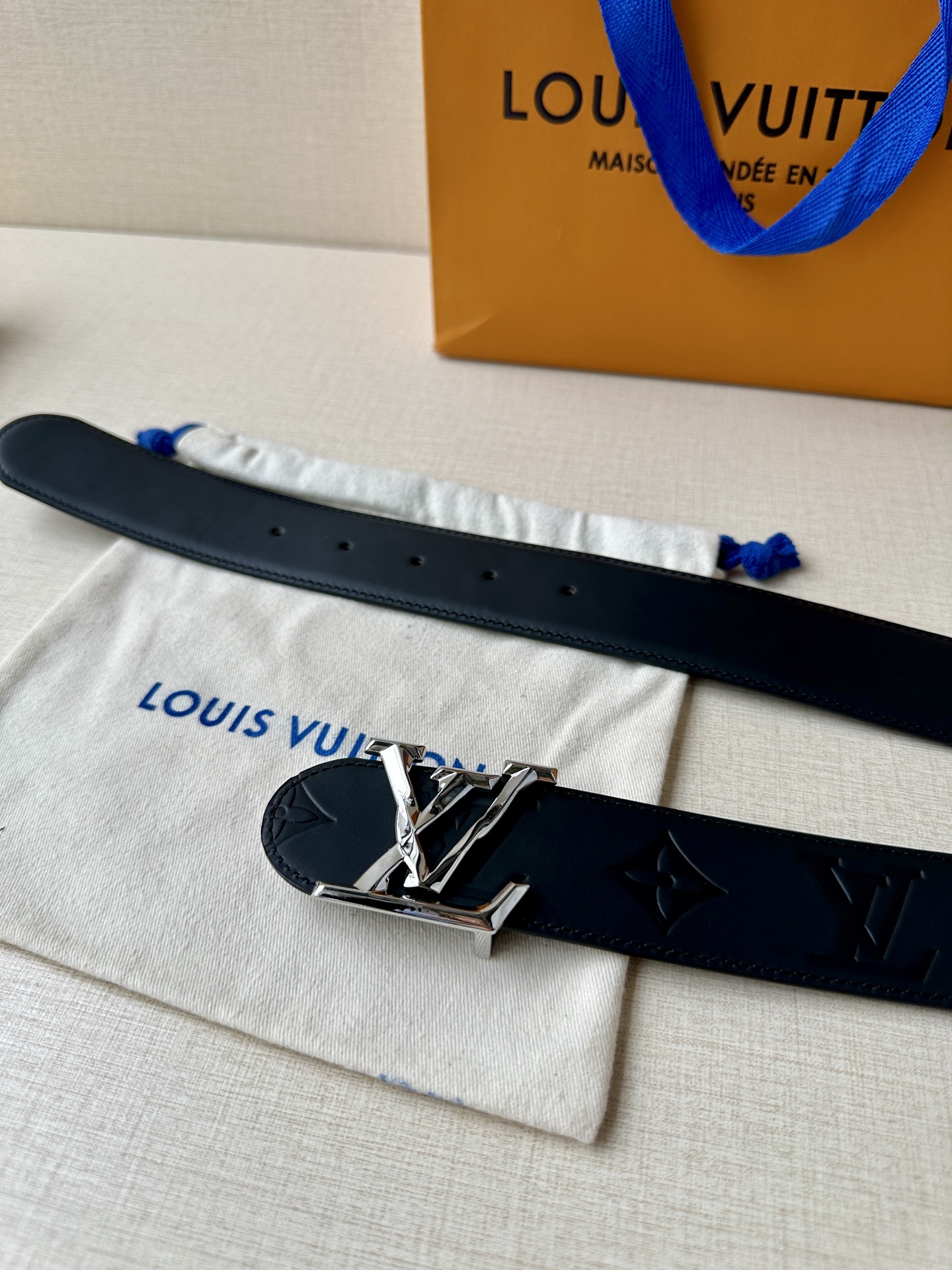 4.0宽 LV 双面皮革腰带以 Monogram 压纹和光滑质感演绎两式风尚