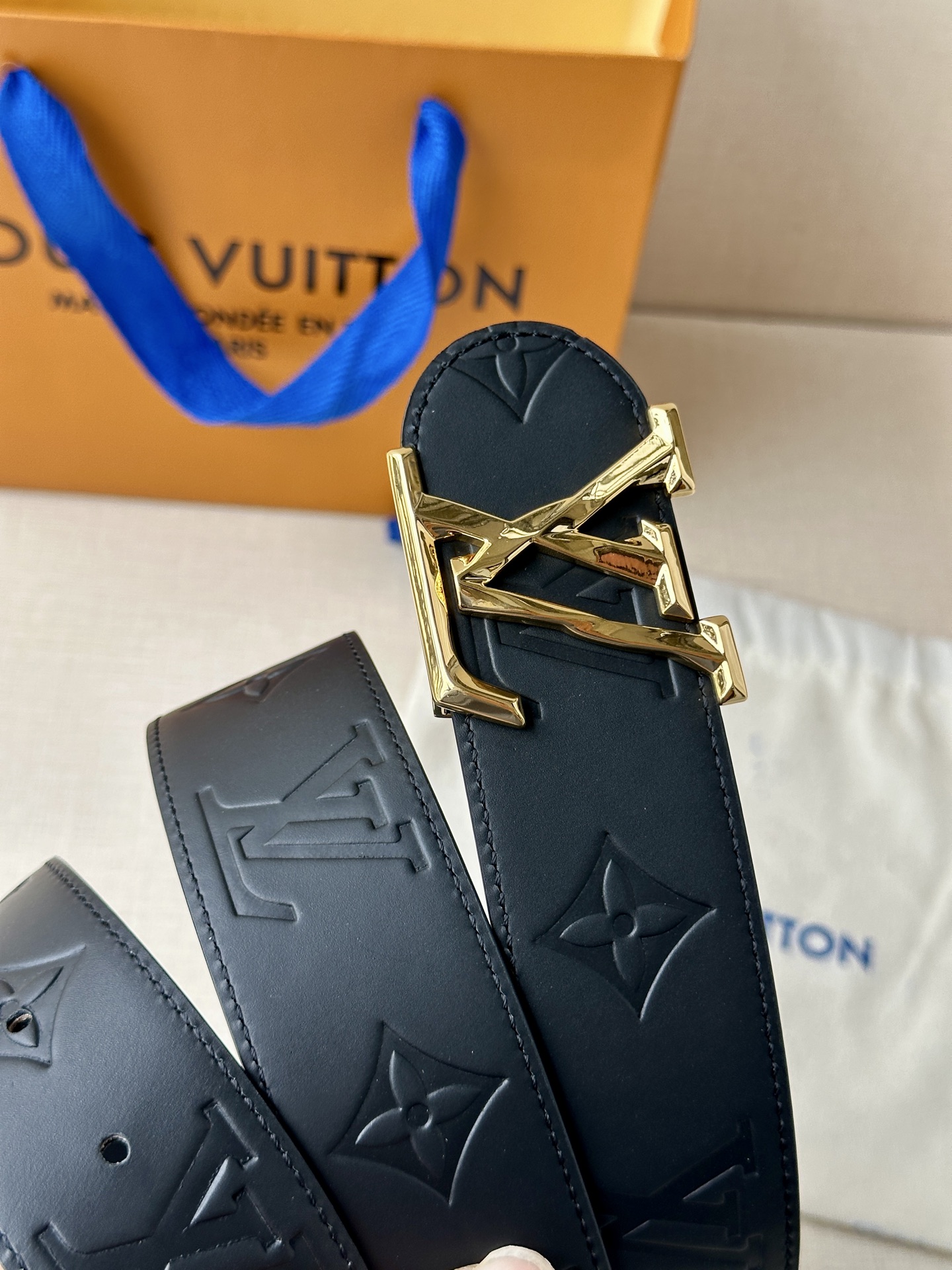 4.0宽 LV 双面皮革腰带以 Monogram 压纹和光滑质感演绎两式风尚