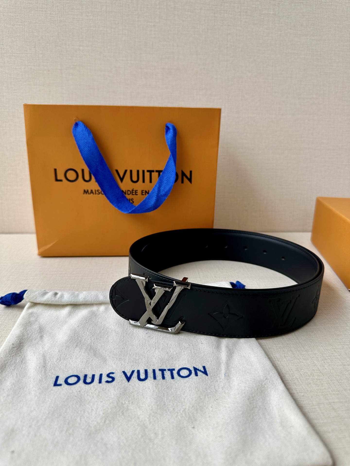 4.0宽 LV 双面皮革腰带以 Monogram 压纹和光滑质感演绎两式风尚