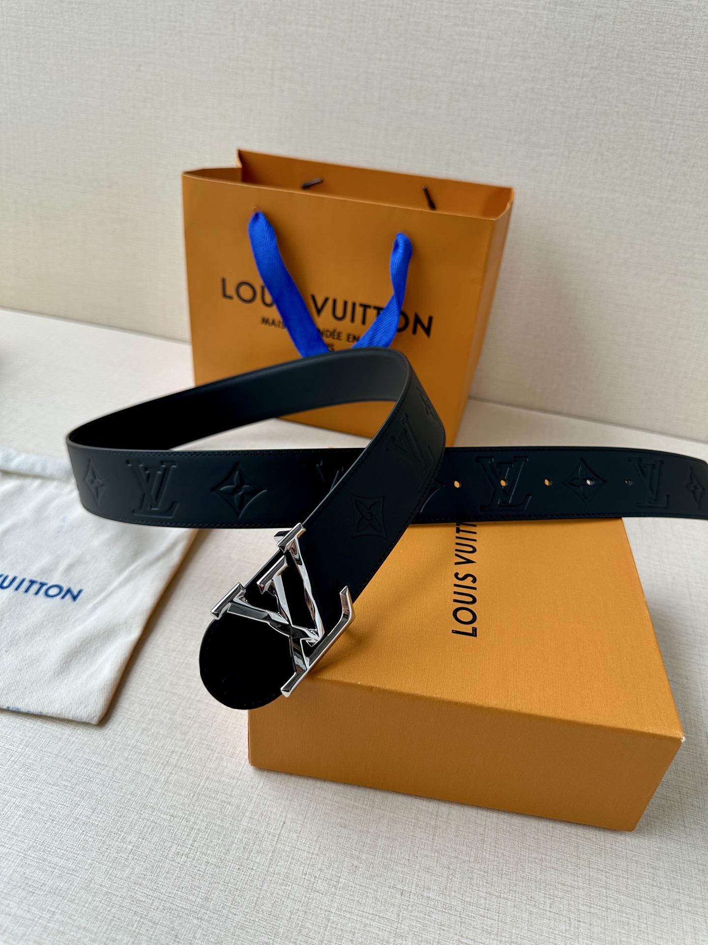 4.0宽 LV 双面皮革腰带以 Monogram 压纹和光滑质感演绎两式风尚