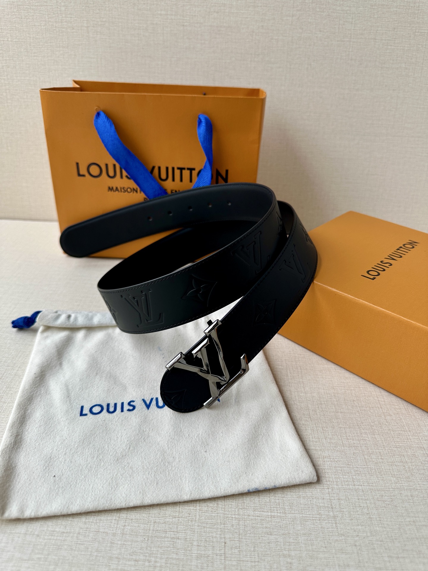 4.0宽 LV 双面皮革腰带以 Monogram 压纹和光滑质感演绎两式风尚