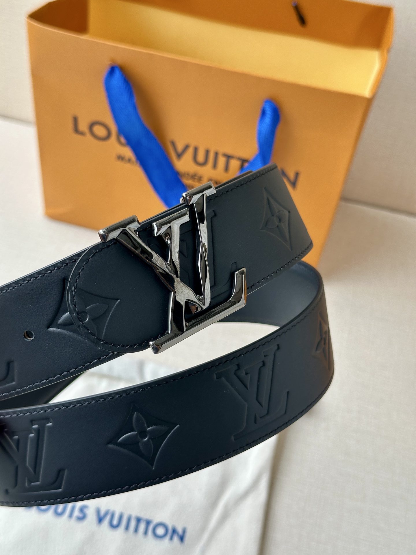 4.0宽 LV 双面皮革腰带以 Monogram 压纹和光滑质感演绎两式风尚