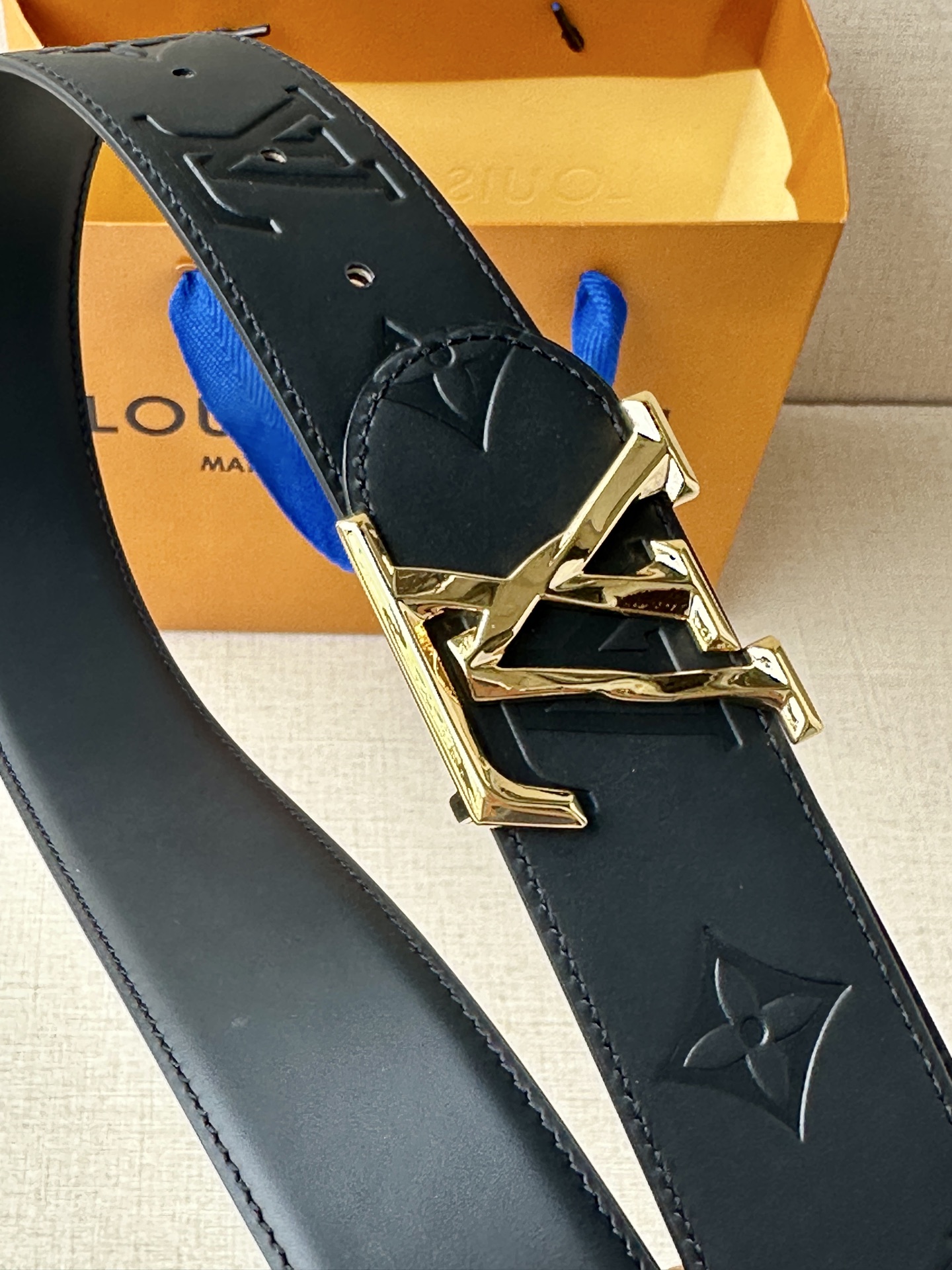 4.0宽 LV 双面皮革腰带以 Monogram 压纹和光滑质感演绎两式风尚