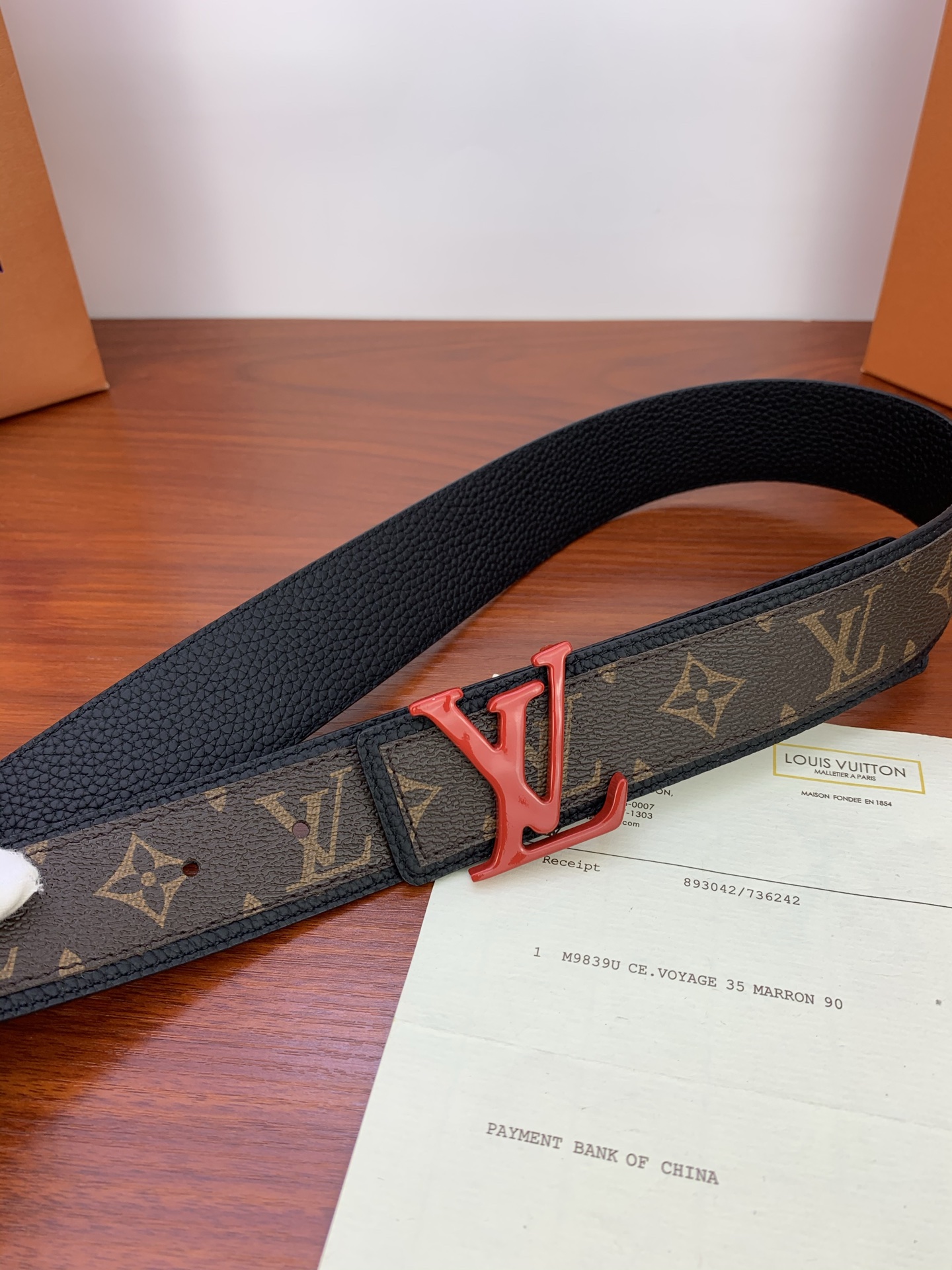  Shape Patchwork 腰带续写 2025春夏时装秀首次亮相的设计，以 Monogram 帆布
