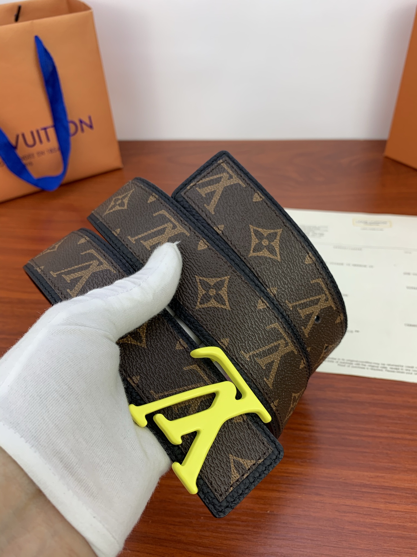  Shape Patchwork 腰带续写 2025春夏时装秀首次亮相的设计，以 Monogram 帆布