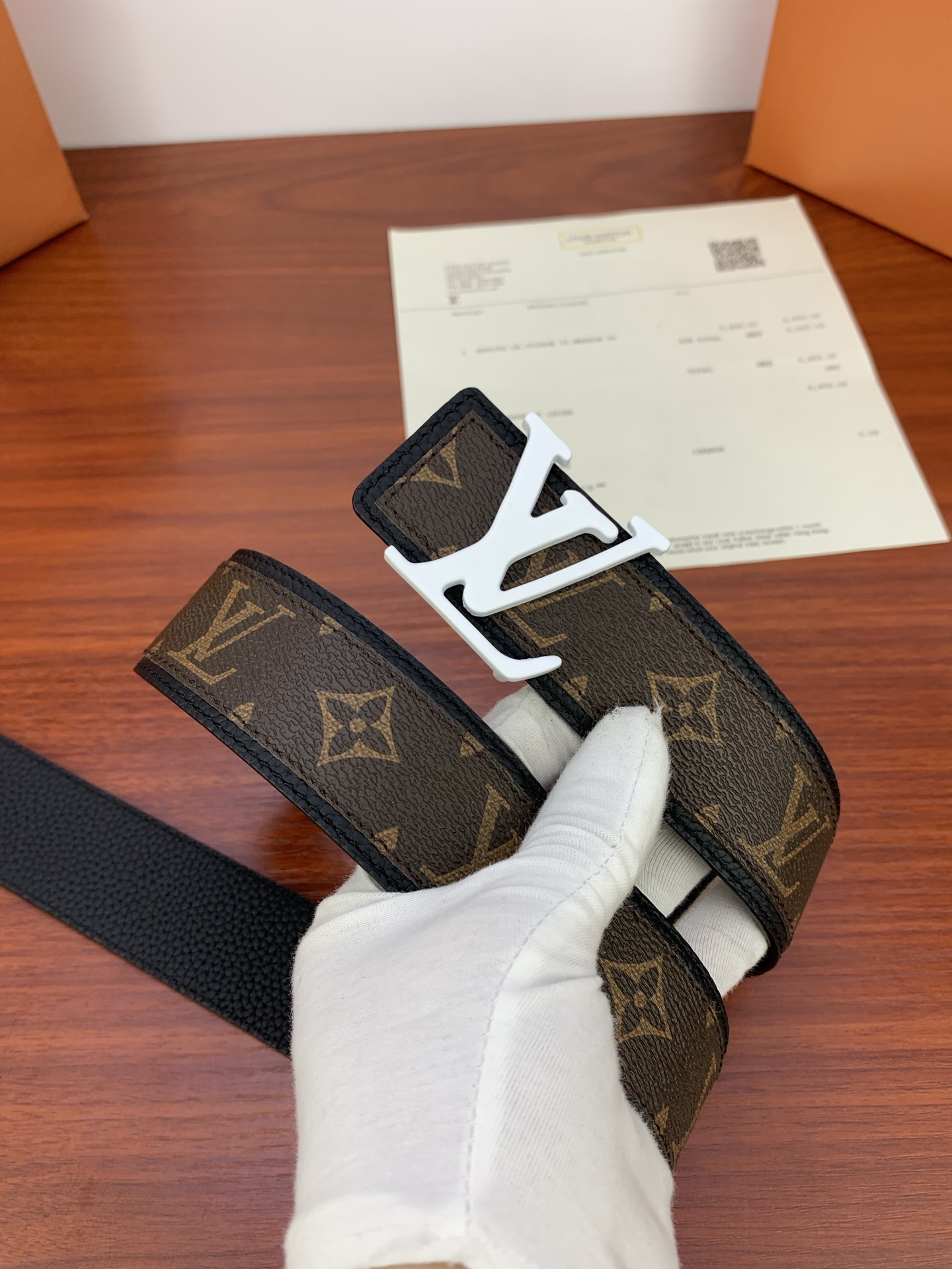  Shape Patchwork 腰带续写 2025春夏时装秀首次亮相的设计，以 Monogram 帆布