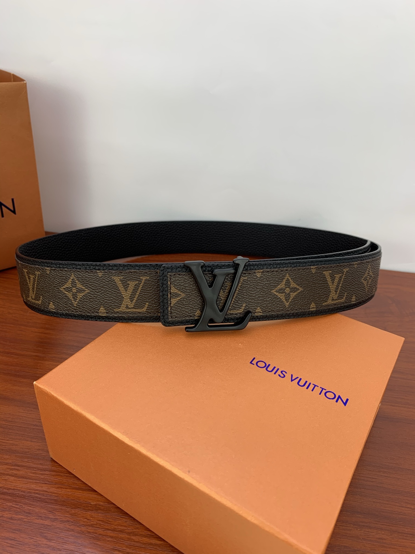  Shape Patchwork 腰带续写 2025春夏时装秀首次亮相的设计，以 Monogram 帆布