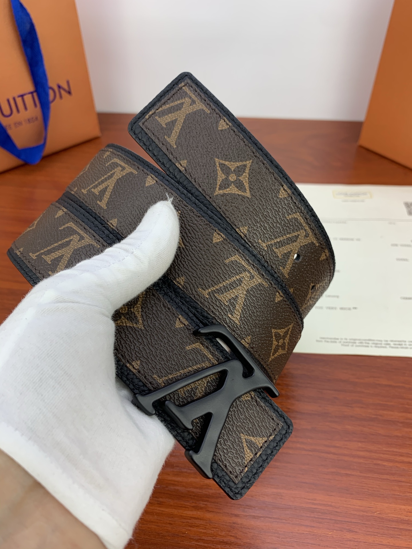  Shape Patchwork 腰带续写 2025春夏时装秀首次亮相的设计，以 Monogram 帆布