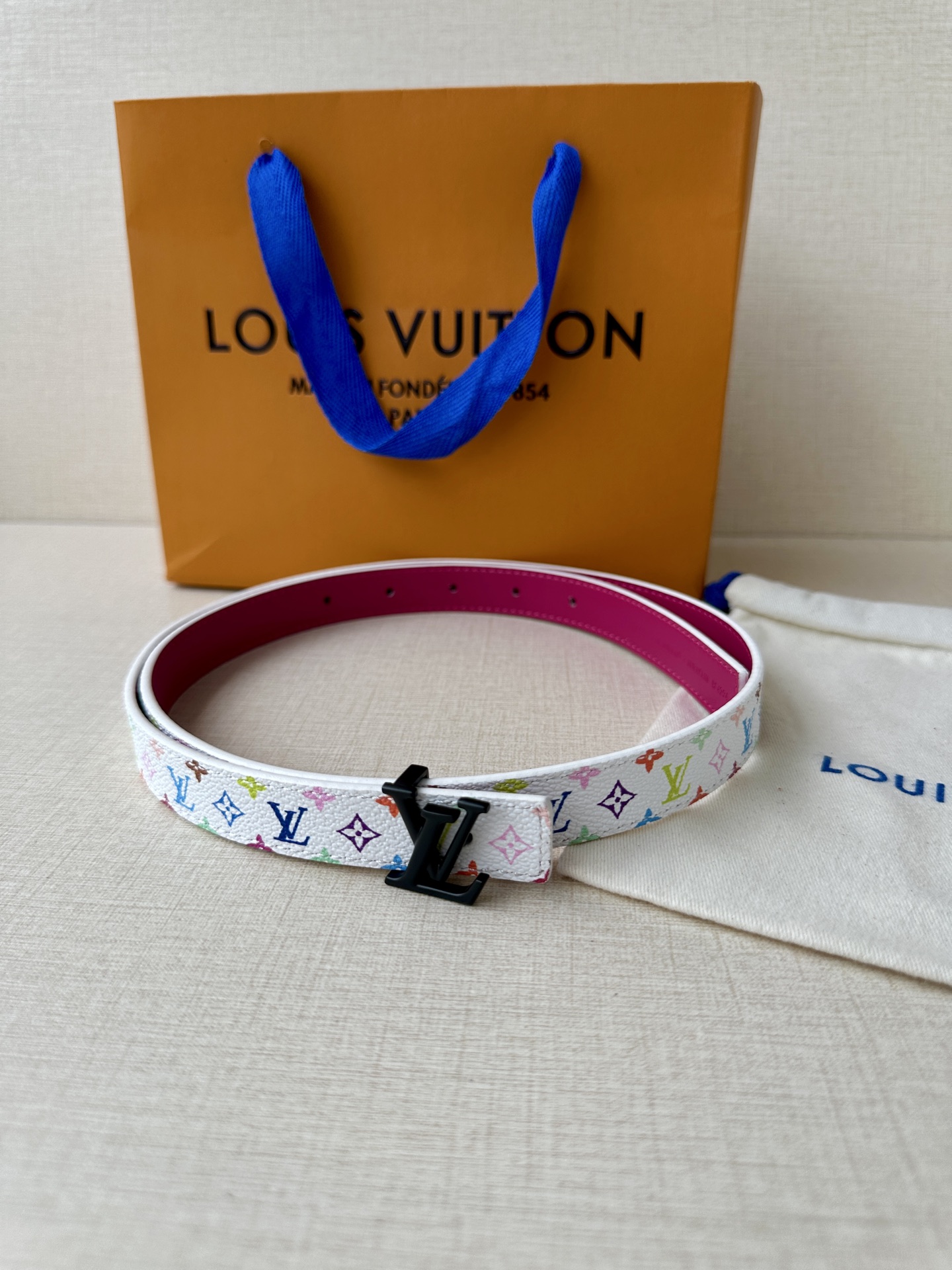  本款2.0宽LV Iconic 双面腰带以中央 LV Iconic 搭扣的耀目光泽道出品牌格调。皮革和