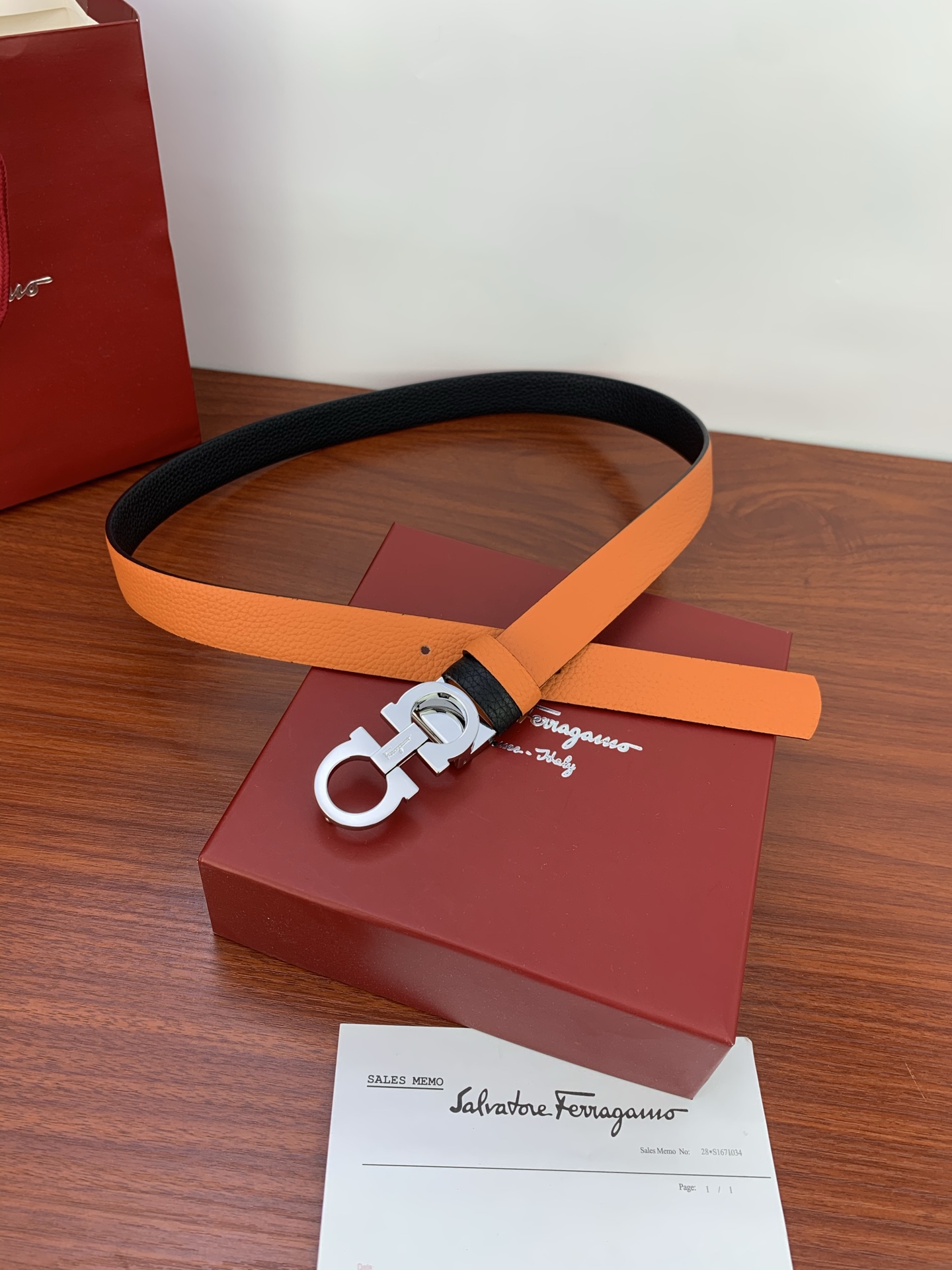  女款Ferragamo菲拉格慕，尺寸2.5cm。标志性Gancini标志，牛皮材质皮带。造型百搭，四季