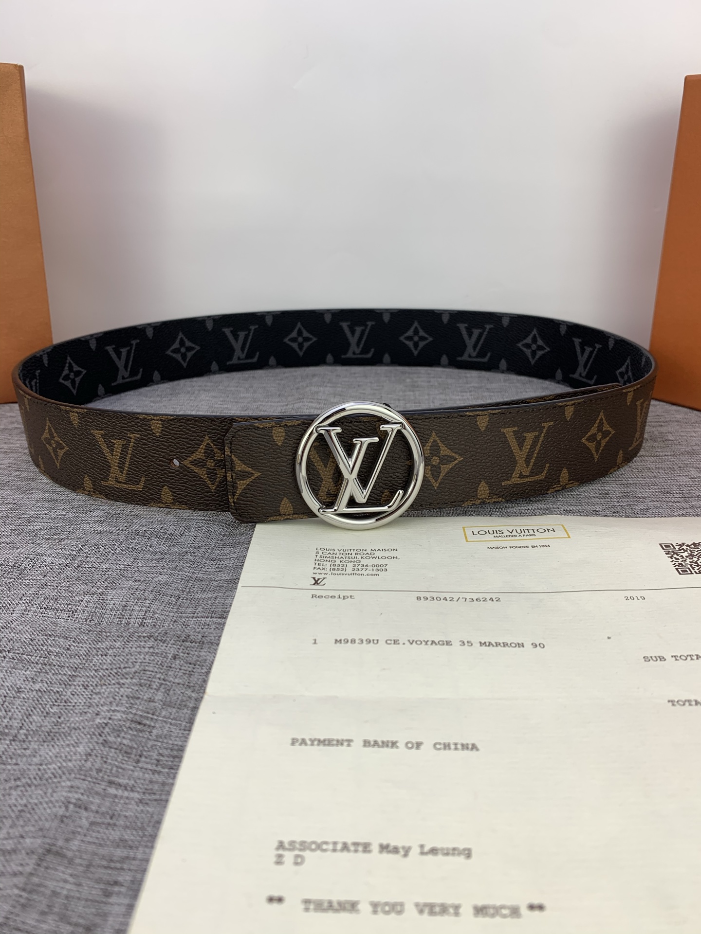  4.0宽 采用全新Monogram Eclipse配色，与路易威登皮革品系列相搭配，双面设计，丰富穿搭