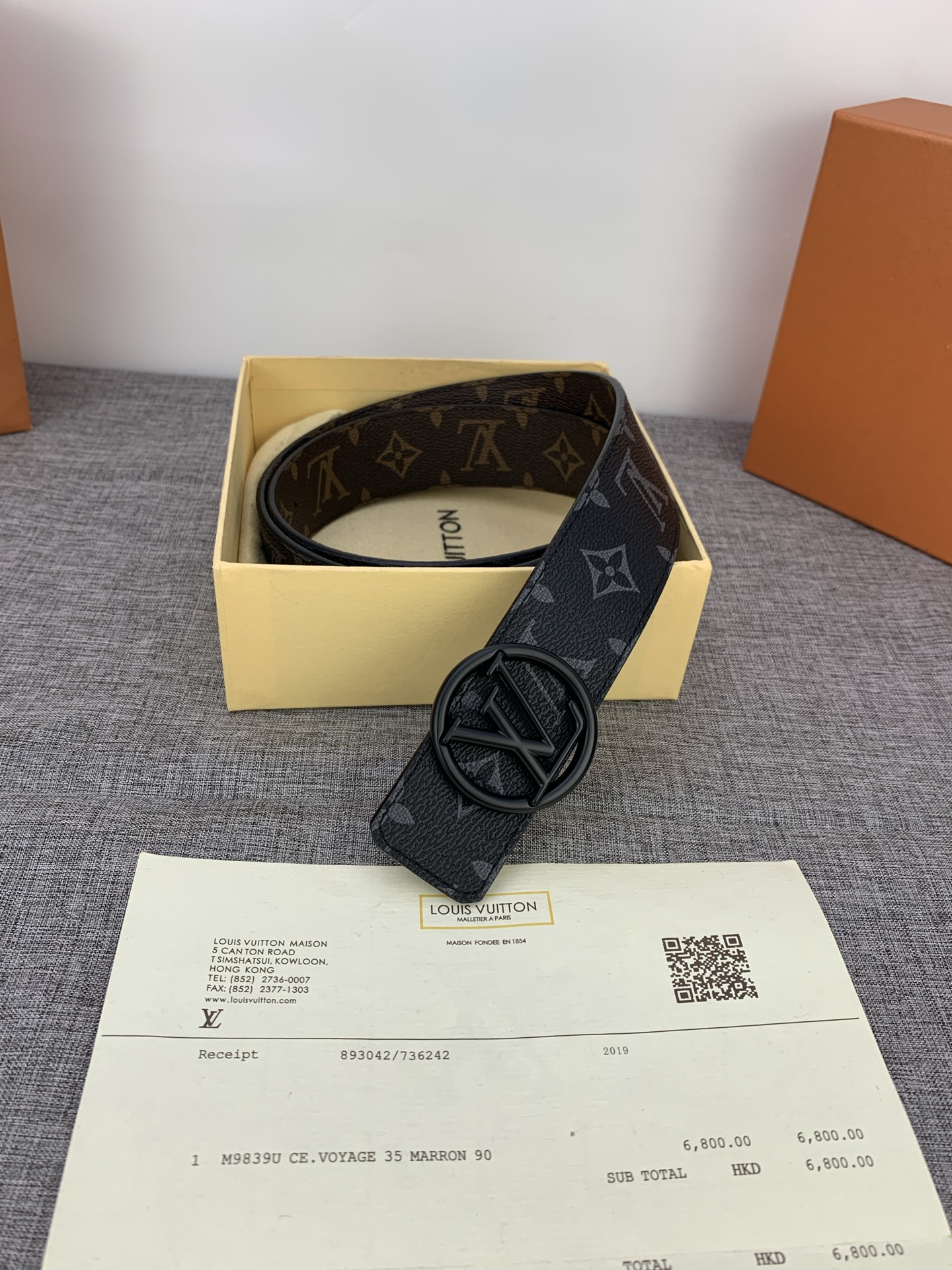  4.0宽 采用全新Monogram Eclipse配色，与路易威登皮革品系列相搭配，双面设计，丰富穿搭