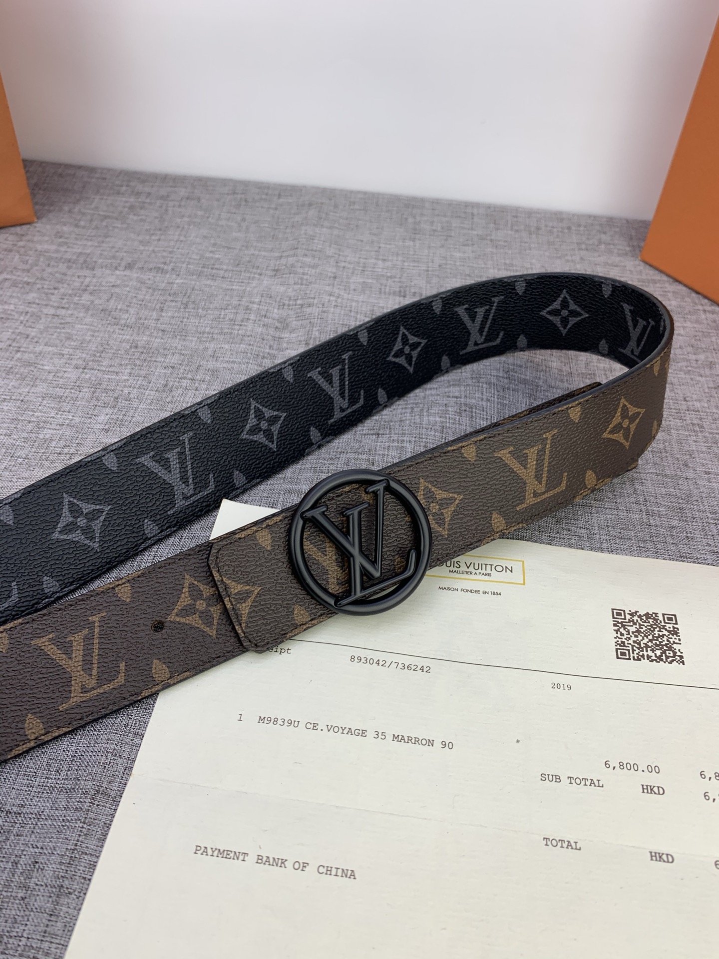  4.0宽 采用全新Monogram Eclipse配色，与路易威登皮革品系列相搭配，双面设计，丰富穿搭