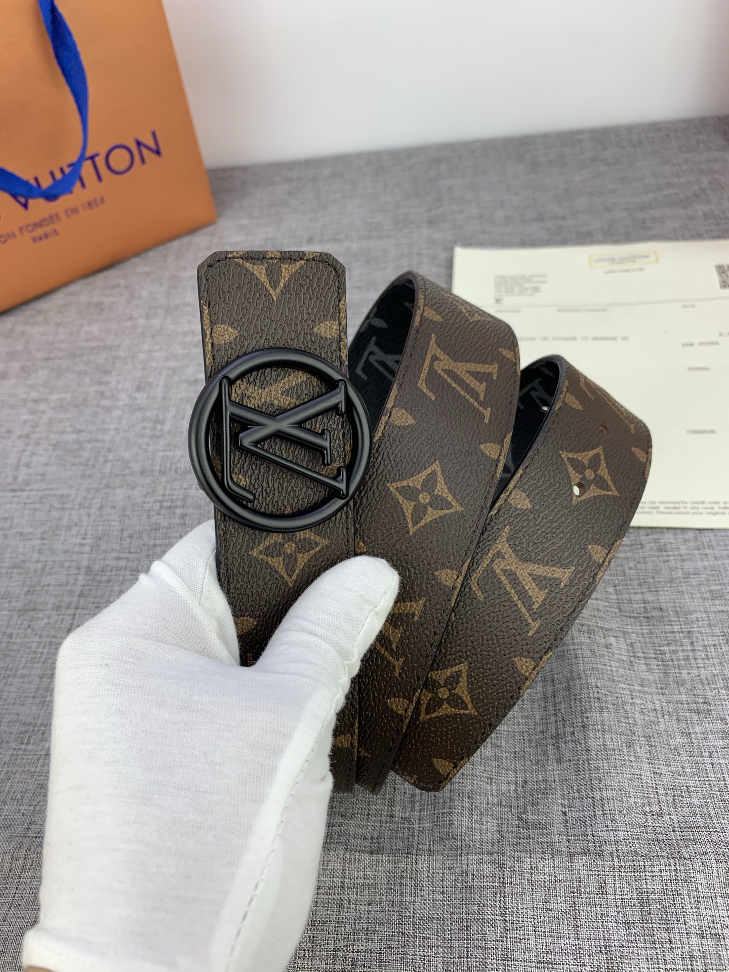  4.0宽 采用全新Monogram Eclipse配色，与路易威登皮革品系列相搭配，双面设计，丰富穿搭