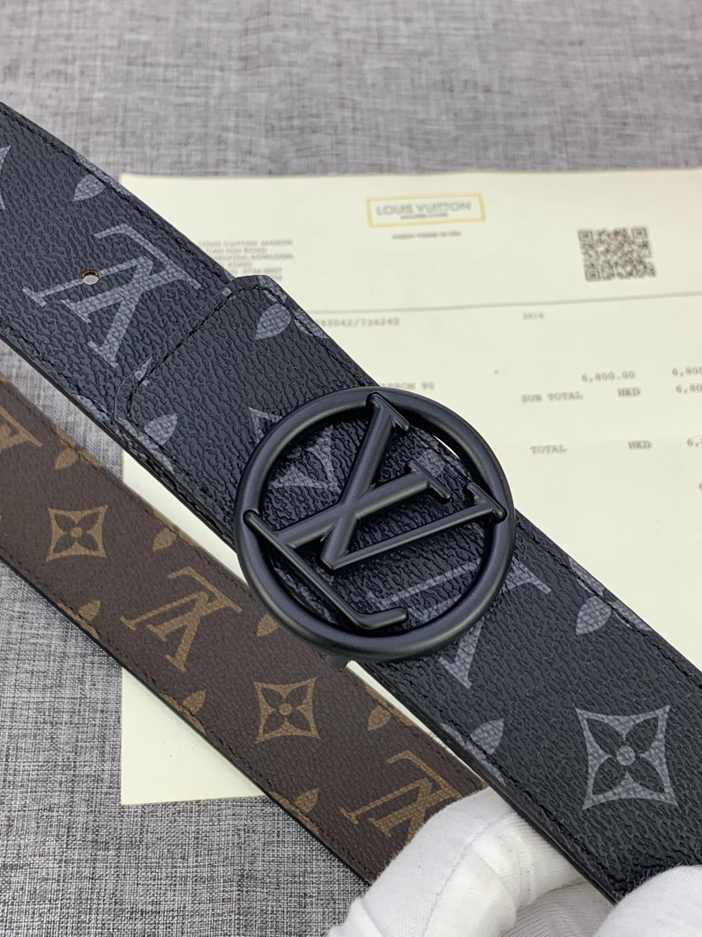  4.0宽 采用全新Monogram Eclipse配色，与路易威登皮革品系列相搭配，双面设计，丰富穿搭