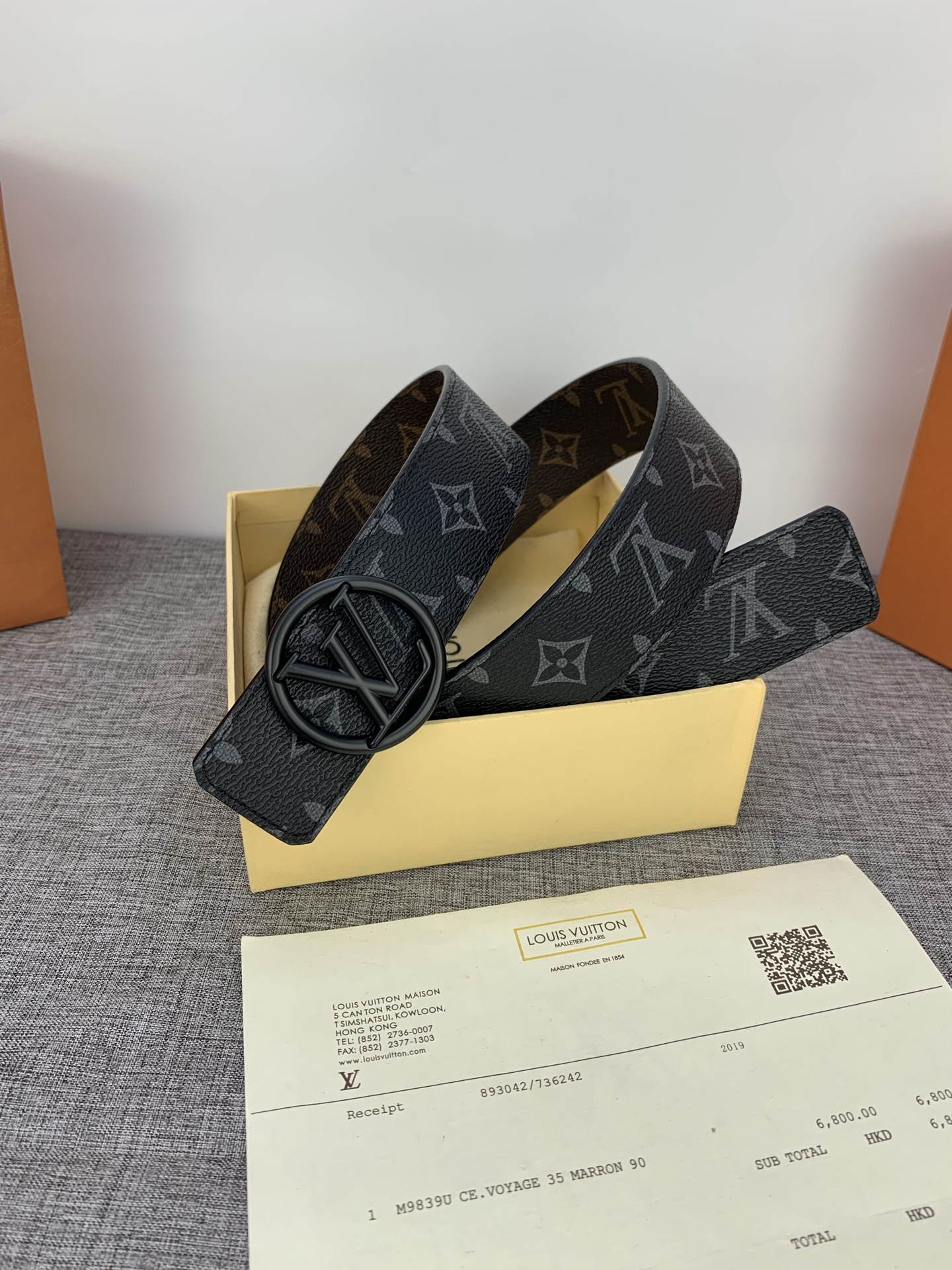  4.0宽 采用全新Monogram Eclipse配色，与路易威登皮革品系列相搭配，双面设计，丰富穿搭