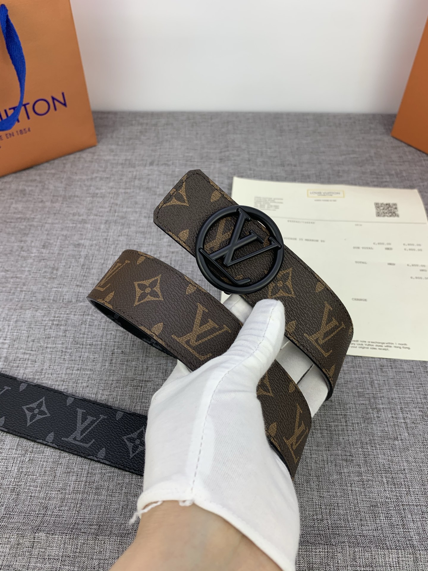 4.0宽 采用全新Monogram Eclipse配色，与路易威登皮革品系列相搭配，双面设计，丰富穿搭