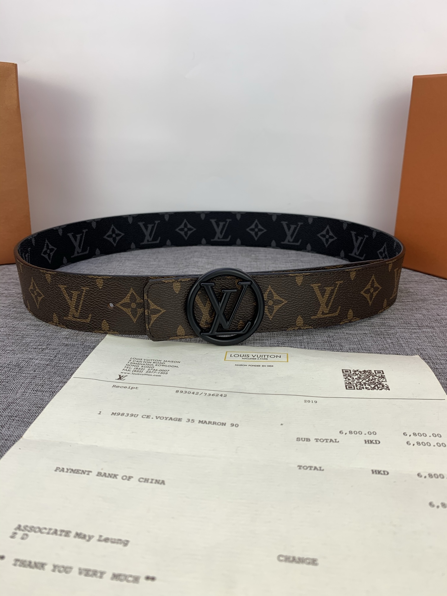  4.0宽 采用全新Monogram Eclipse配色，与路易威登皮革品系列相搭配，双面设计，丰富穿搭