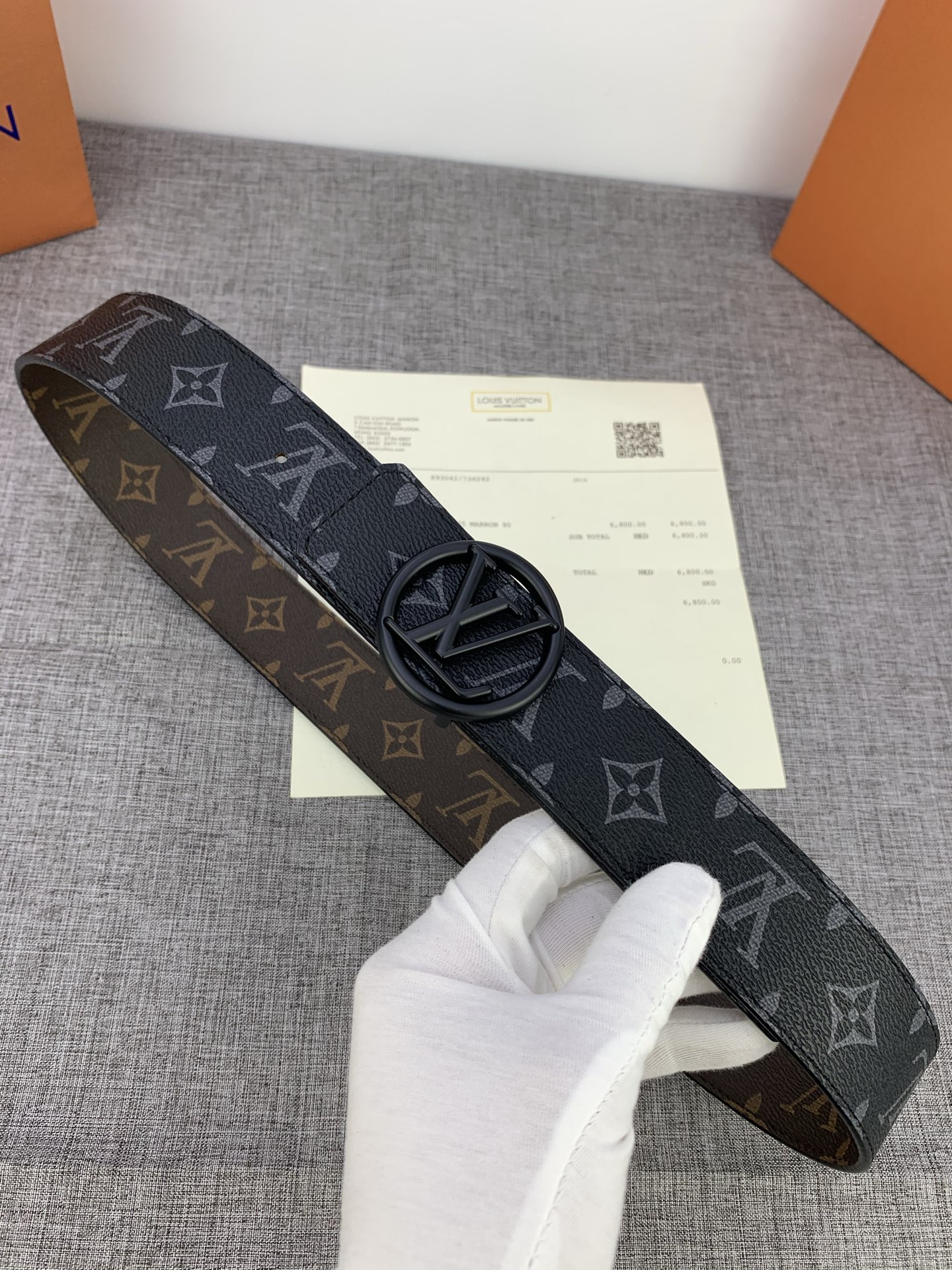  4.0宽 采用全新Monogram Eclipse配色，与路易威登皮革品系列相搭配，双面设计，丰富穿搭