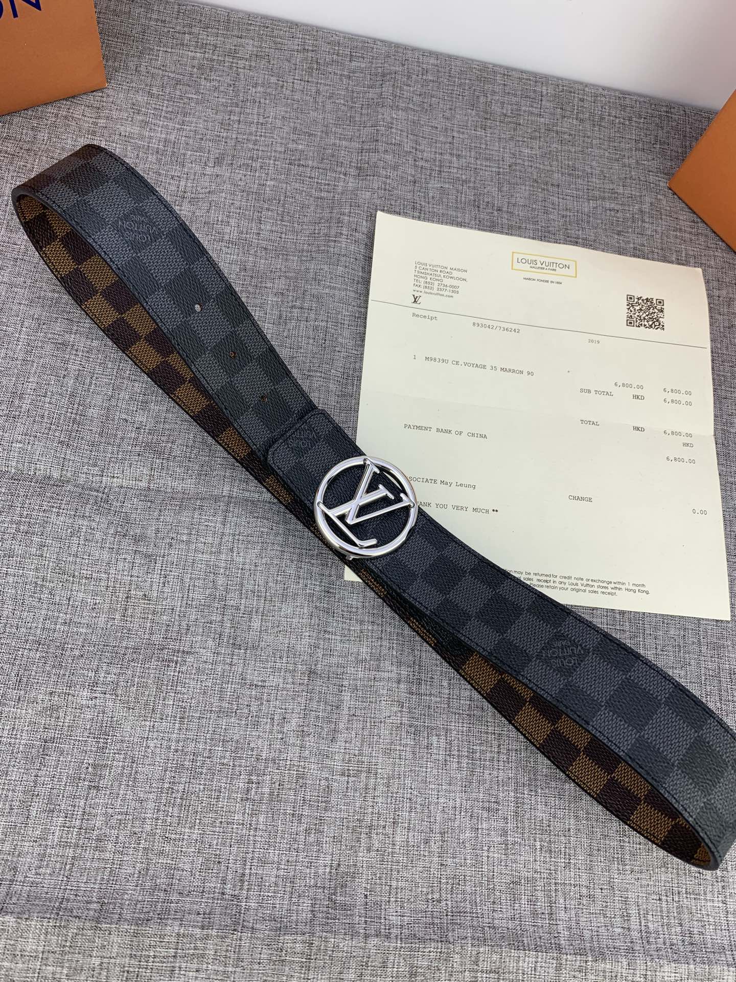  4.0宽 采用全新Monogram Eclipse配色，与路易威登皮革品系列相搭配，双面设计，丰富穿搭