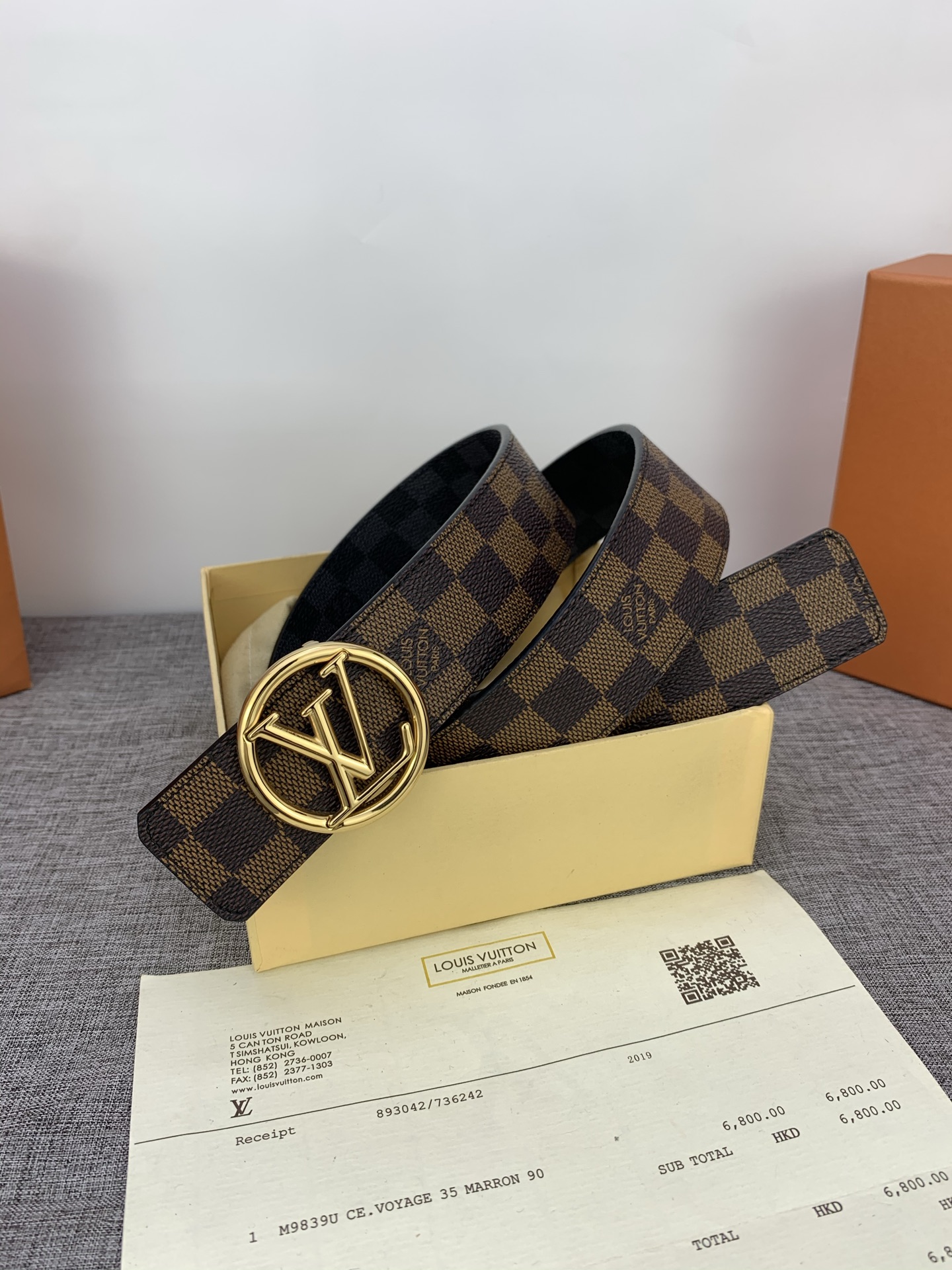  4.0宽 采用全新Monogram Eclipse配色，与路易威登皮革品系列相搭配，双面设计，丰富穿搭