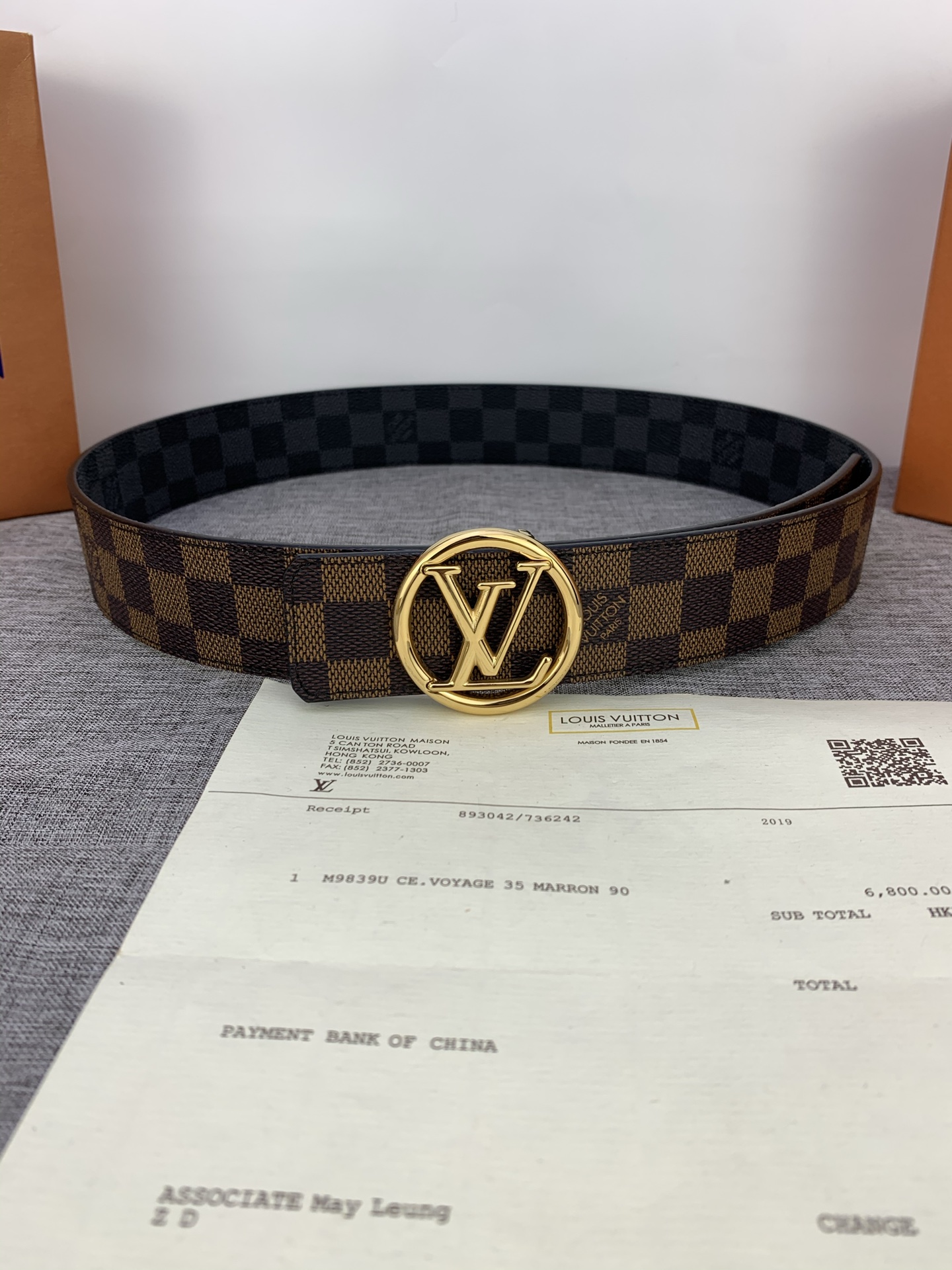  4.0宽 采用全新Monogram Eclipse配色，与路易威登皮革品系列相搭配，双面设计，丰富穿搭
