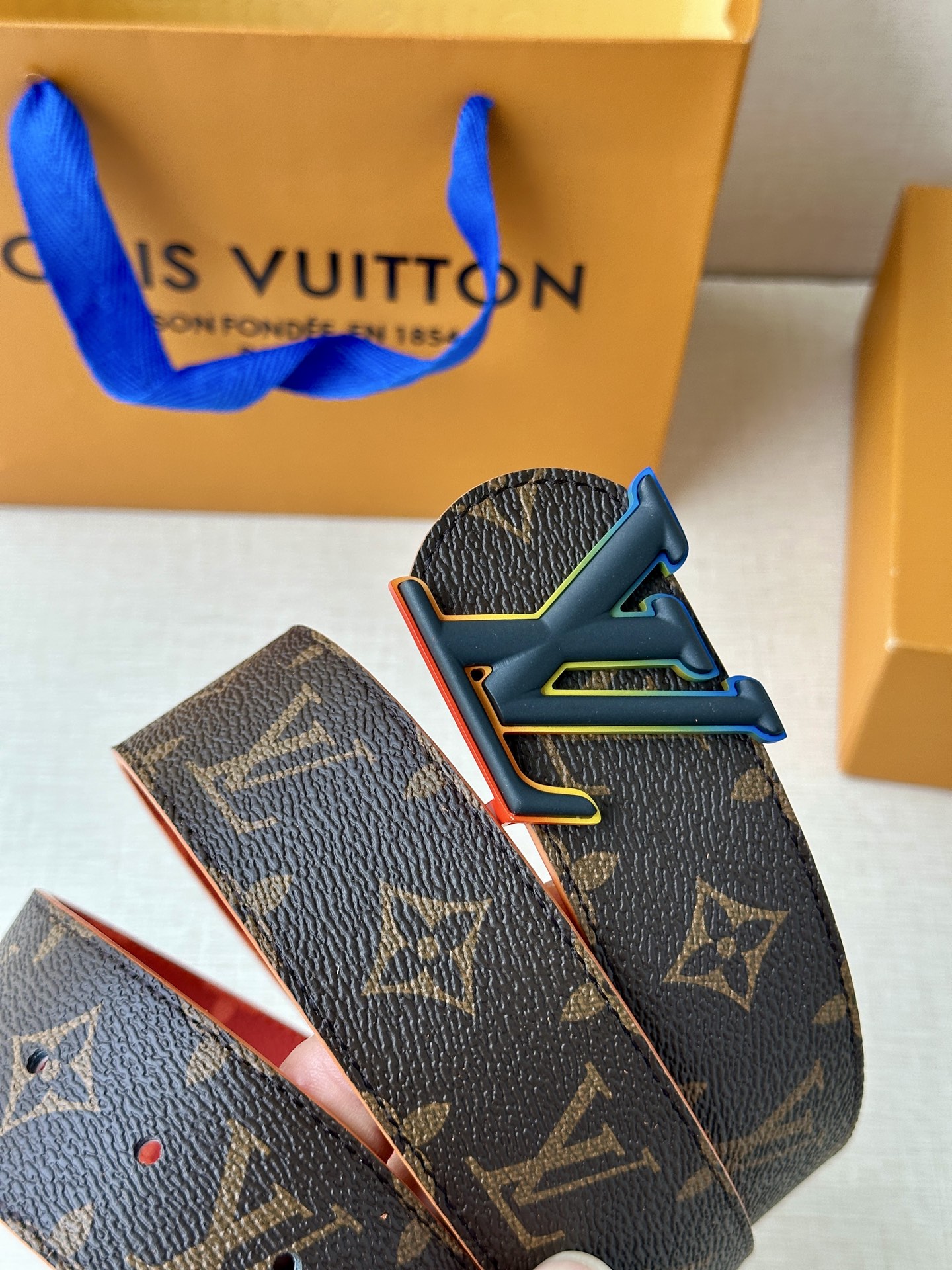  4.0宽LV Dimension Sunset 双面腰带取材 Monogram 涂层帆布，以温暖色调再