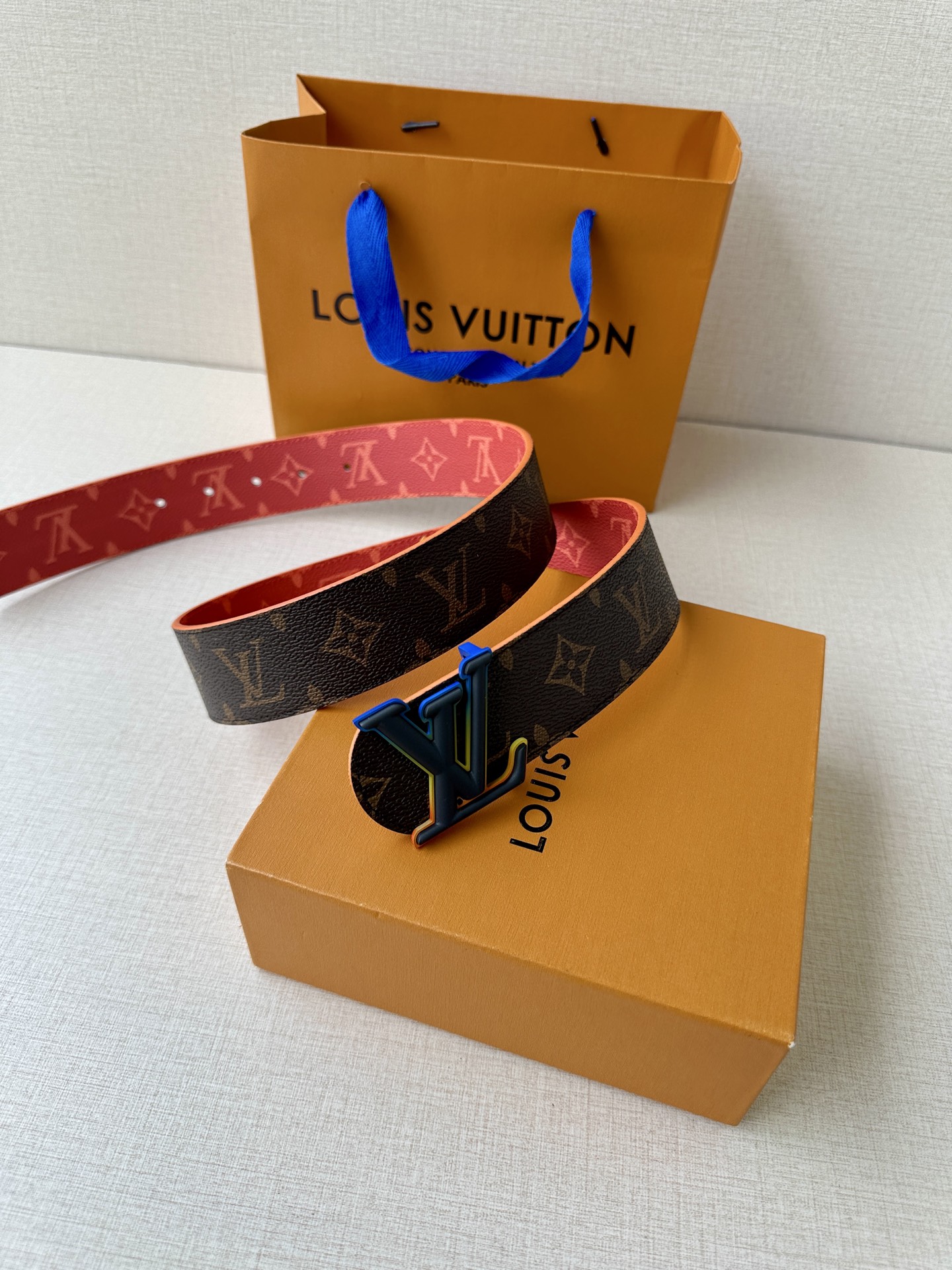  4.0宽LV Dimension Sunset 双面腰带取材 Monogram 涂层帆布，以温暖色调再