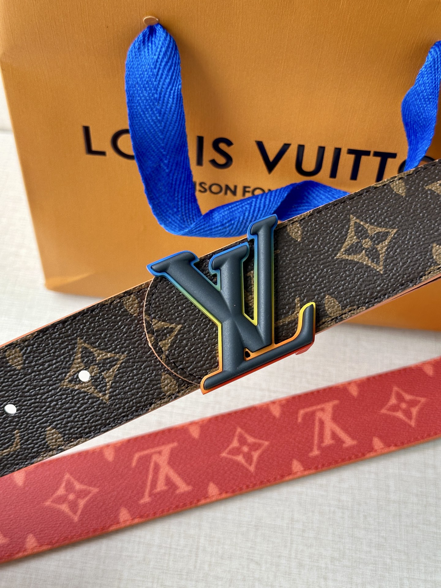  4.0宽LV Dimension Sunset 双面腰带取材 Monogram 涂层帆布，以温暖色调再