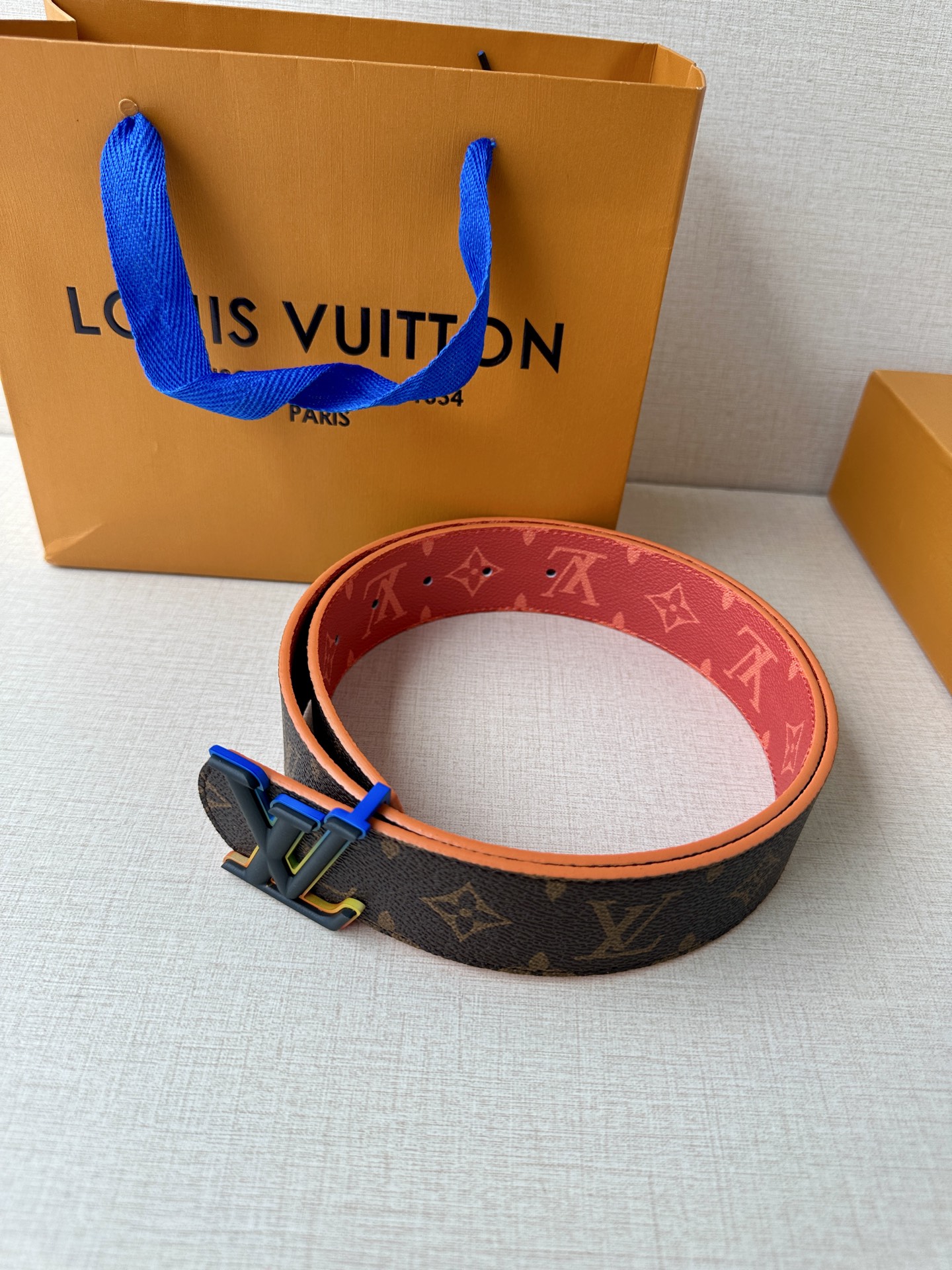  4.0宽LV Dimension Sunset 双面腰带取材 Monogram 涂层帆布，以温暖色调再