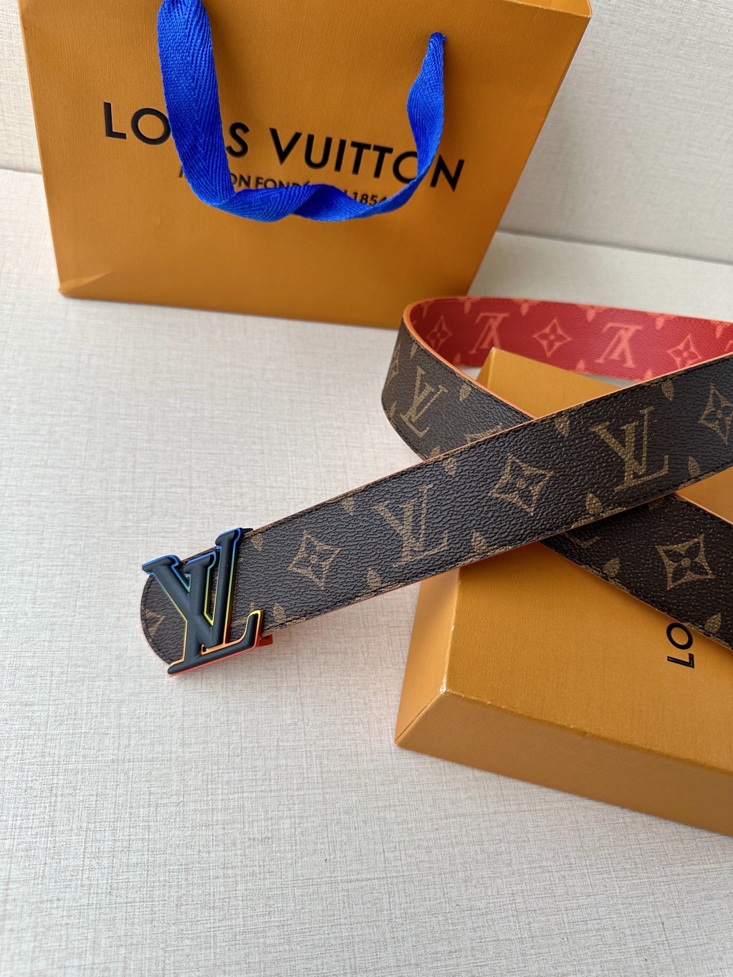  4.0宽LV Dimension Sunset 双面腰带取材 Monogram 涂层帆布，以温暖色调再
