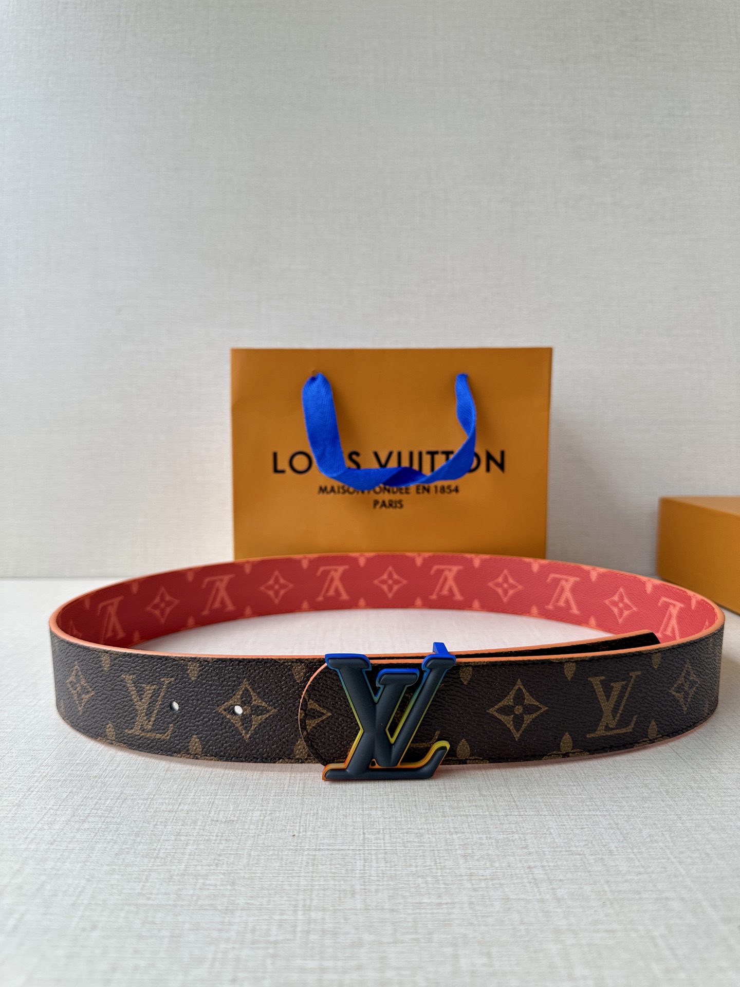  4.0宽LV Dimension Sunset 双面腰带取材 Monogram 涂层帆布，以温暖色调再