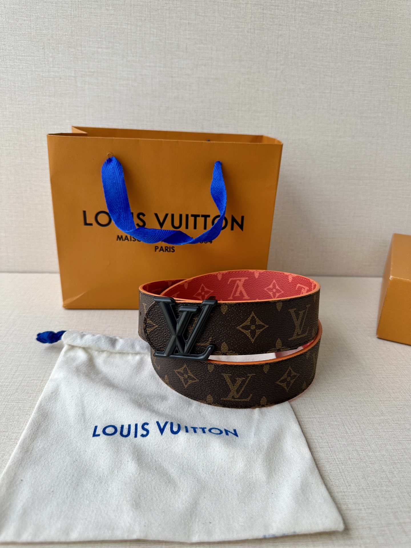  4.0宽LV Dimension Sunset 双面腰带取材 Monogram 涂层帆布，以温暖色调再