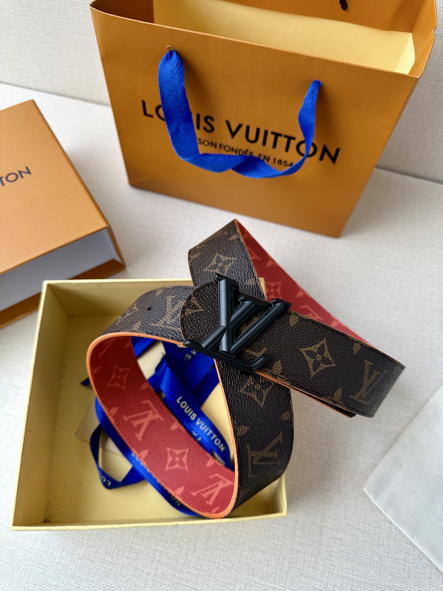  4.0宽LV Dimension Sunset 双面腰带取材 Monogram 涂层帆布，以温暖色调再